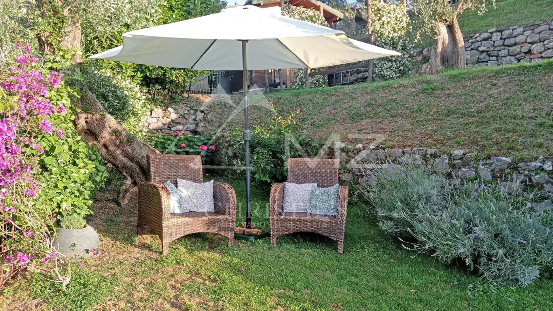 Villa located in the main square of Lerici with garden and sea view