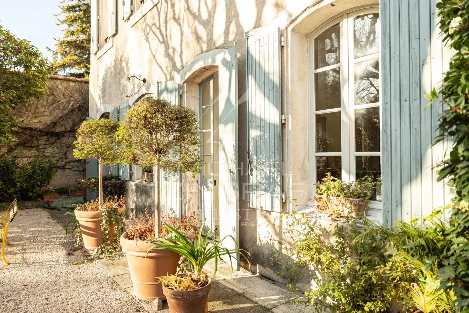 Maison de Maître du XVIIIème siècle sur un parc paysagé, piscine. A 5 mn du centre de L'Isle sur la Sorgue.