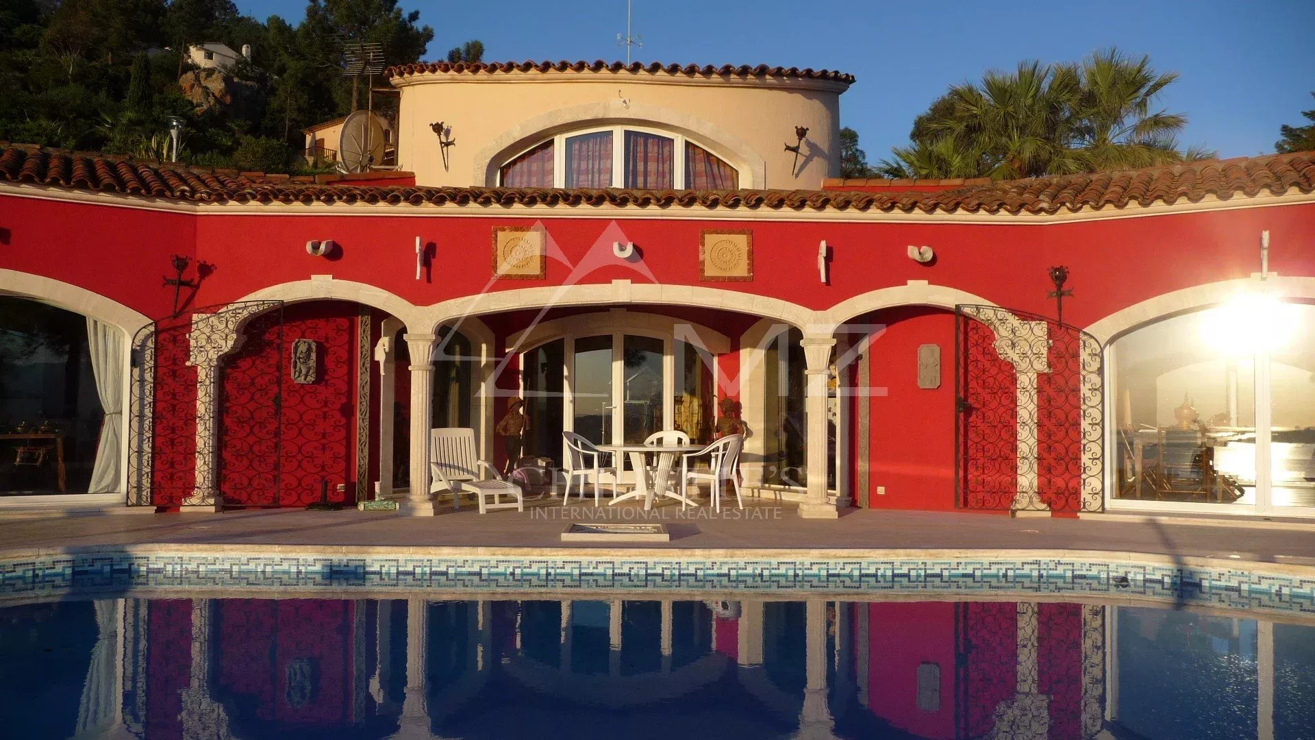 Außergewöhnliche Villa mit Meer- und Bergpanorama in Théoule sur Mer