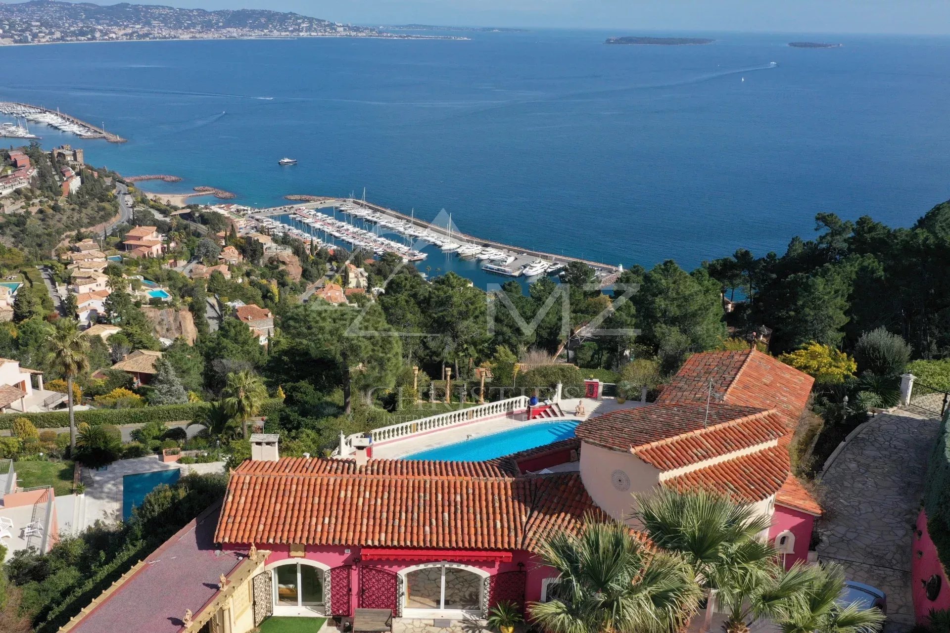 Außergewöhnliche Villa mit Meer- und Bergpanorama in Théoule sur Mer