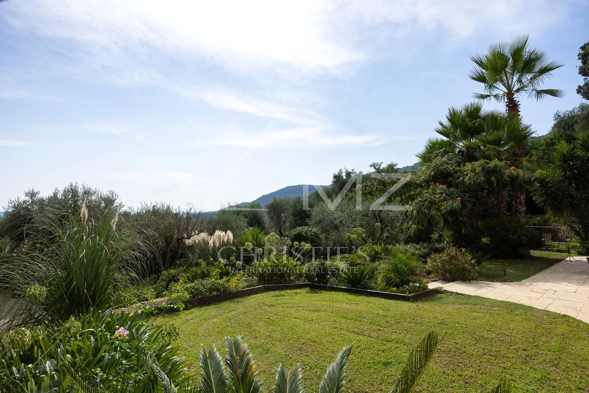 Villa de charme dans un écrin de verdure avec vue panoramique