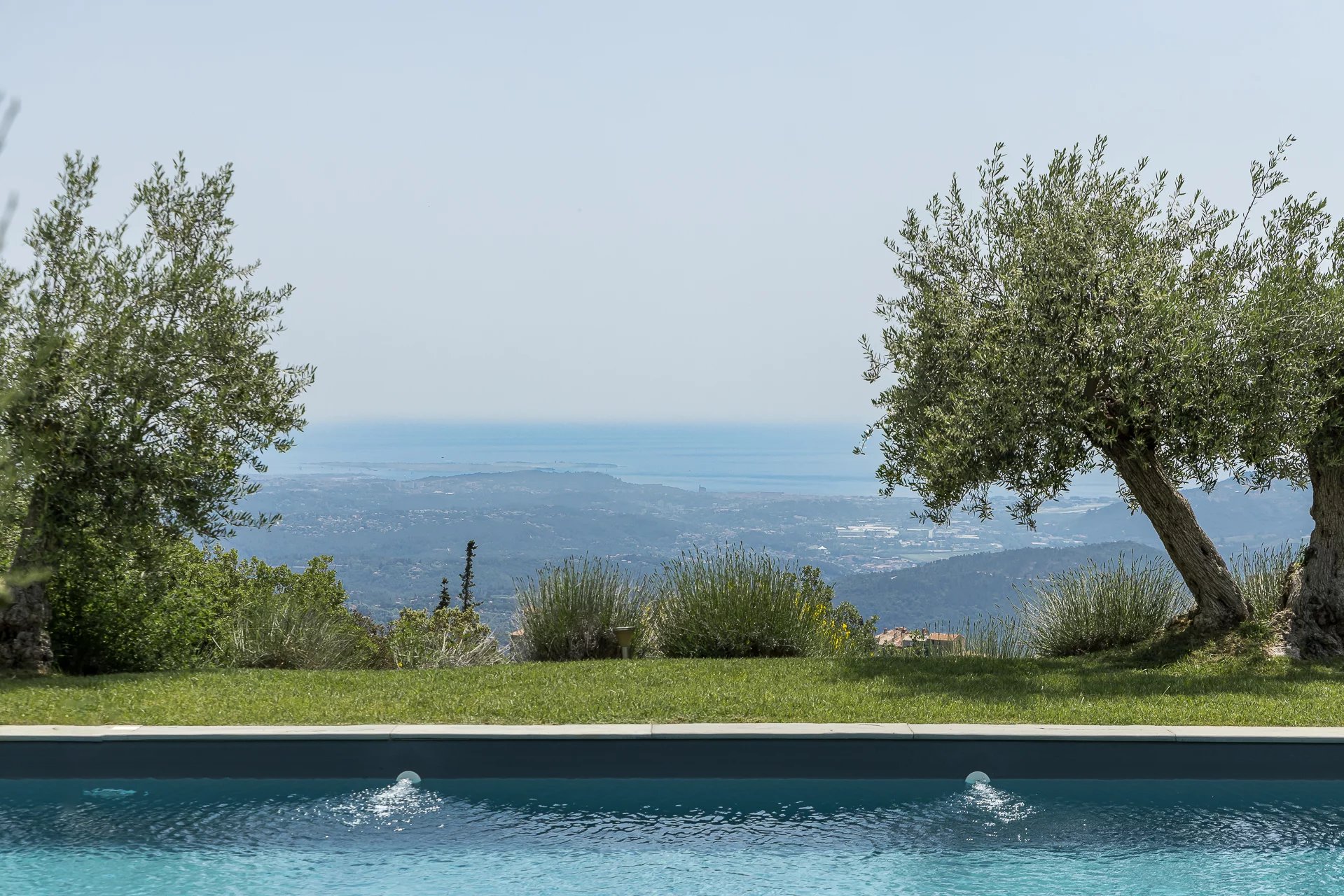 Propriété rénovée avec vue panoramique jusqu'à la mer