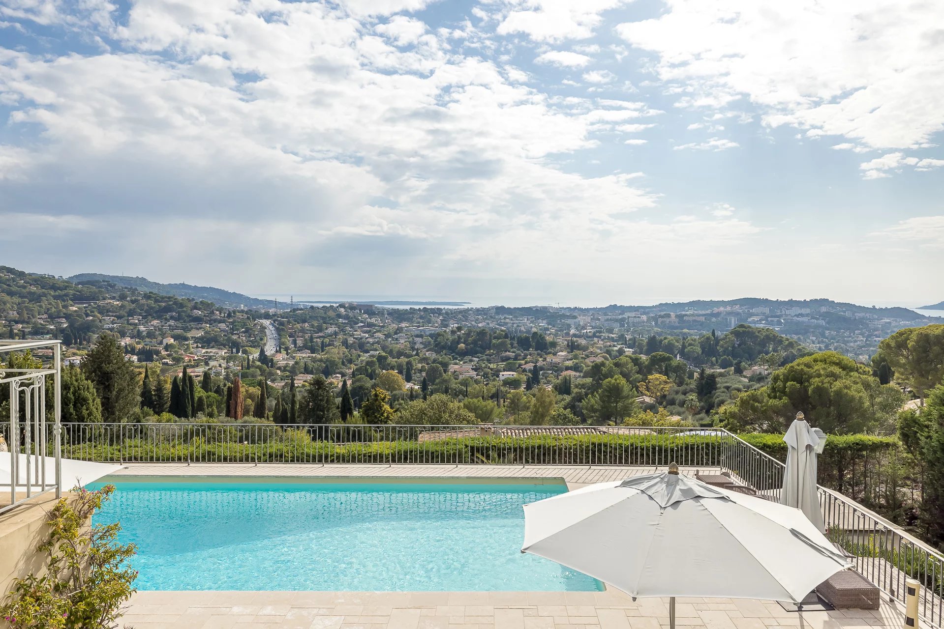 A proximité du vieux village de Mougins, très belle vue mer