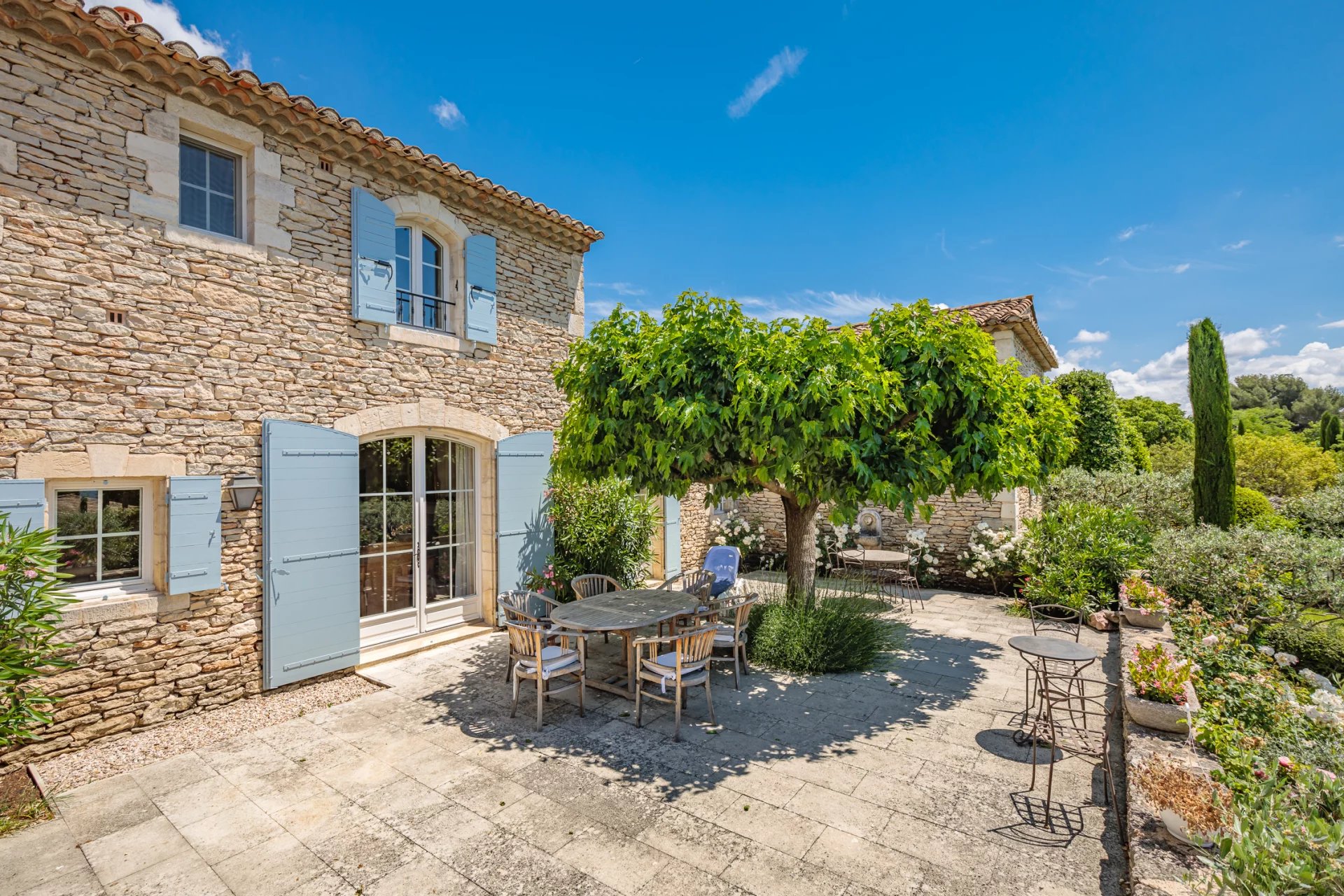 Gordes - Superbe maison en pierres proche du village