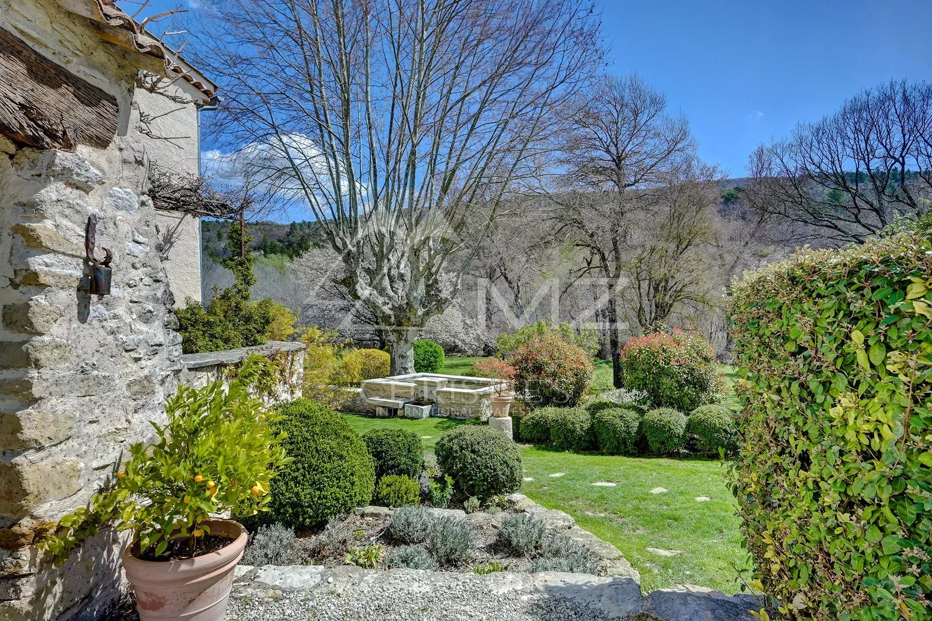 Moulin du XVII élégamment rénové