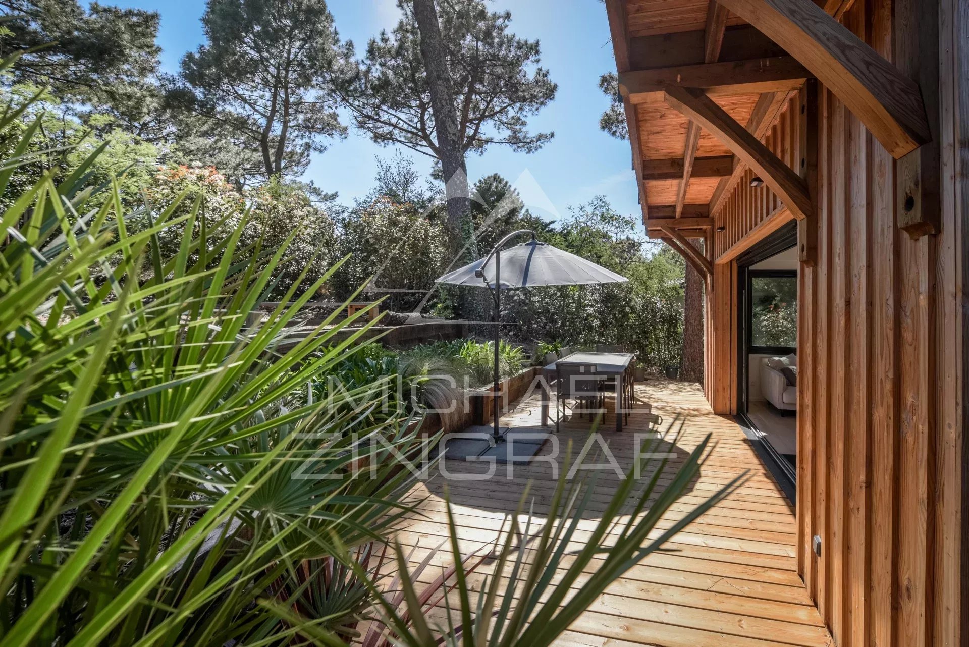 PYLA-SUR-MER, WOOD FRAME HOUSE NEAR THE BEACH