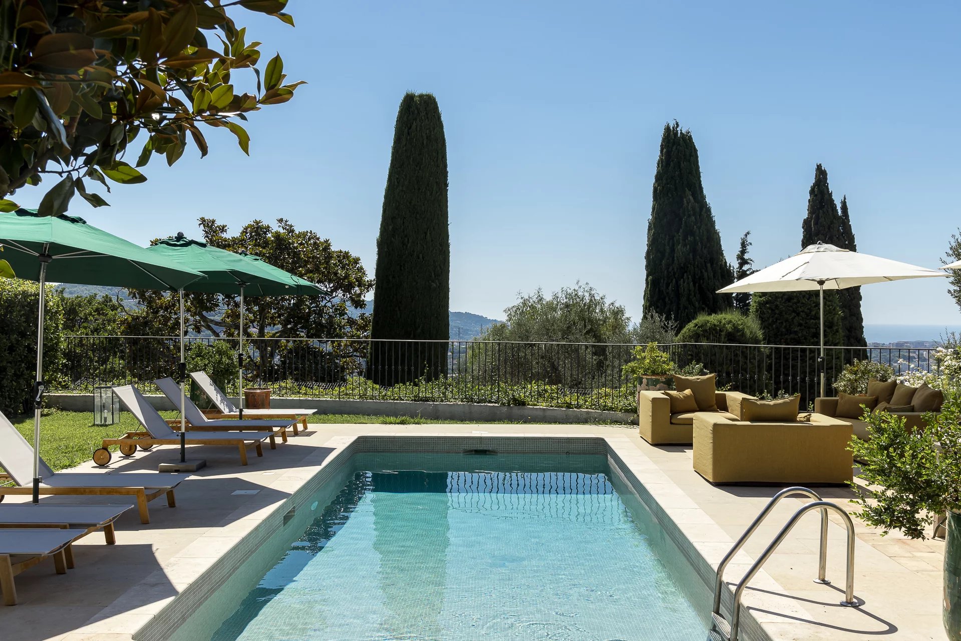 À pied du village, charmante villa avec vue panoramique mer