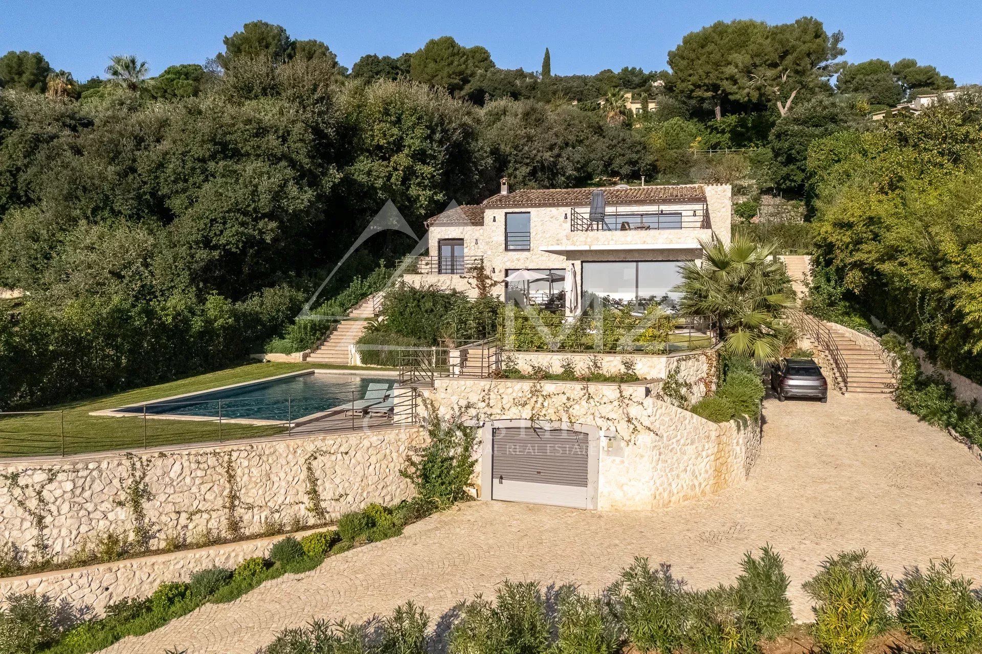 Proche Saint-Paul de Vence - Superbe propriété entièrement rénovée avec vue mer