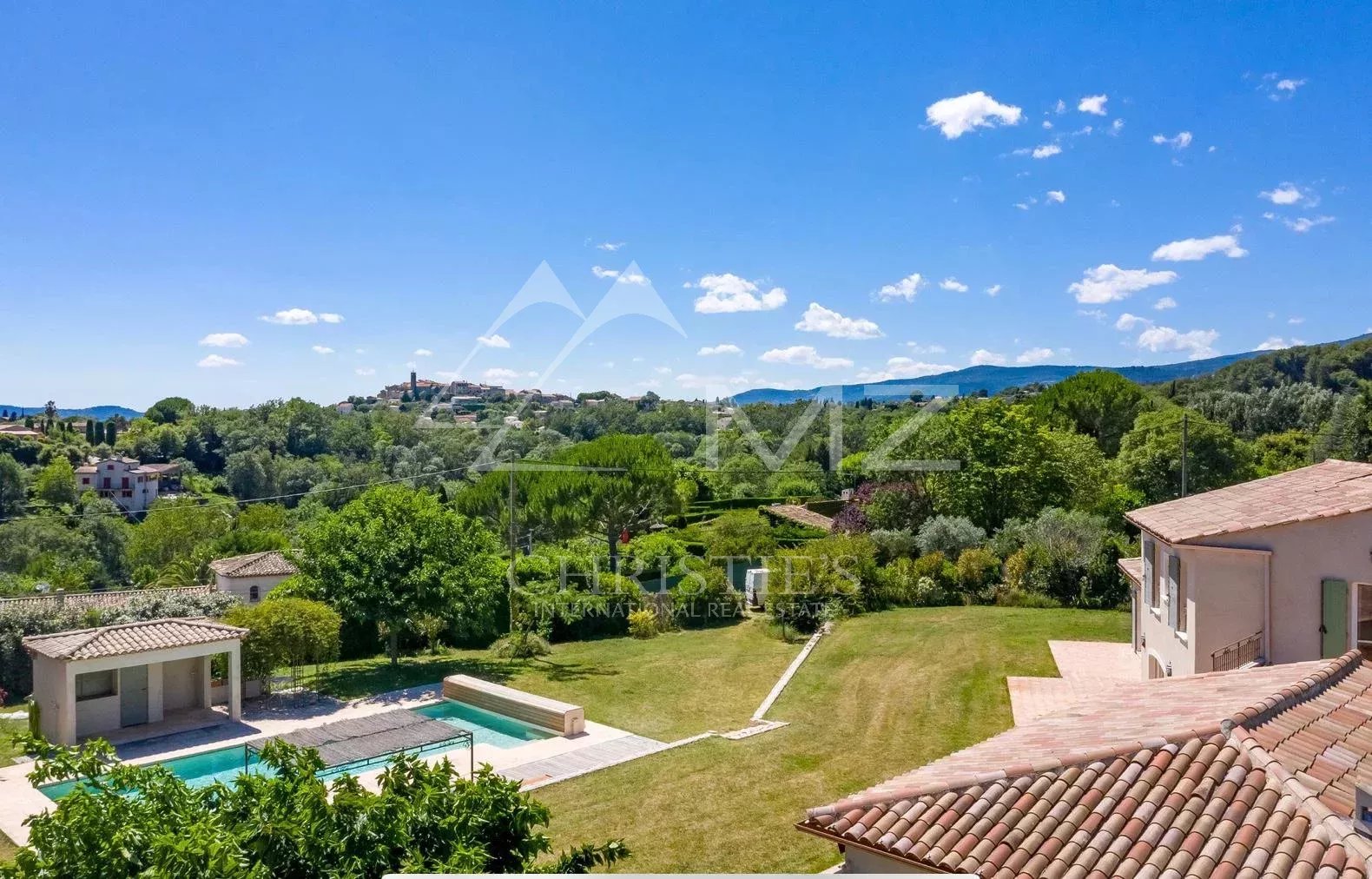 CLOSE TO THE VILLAGE OF VALBONNE - NICE RENOVATED VILLA