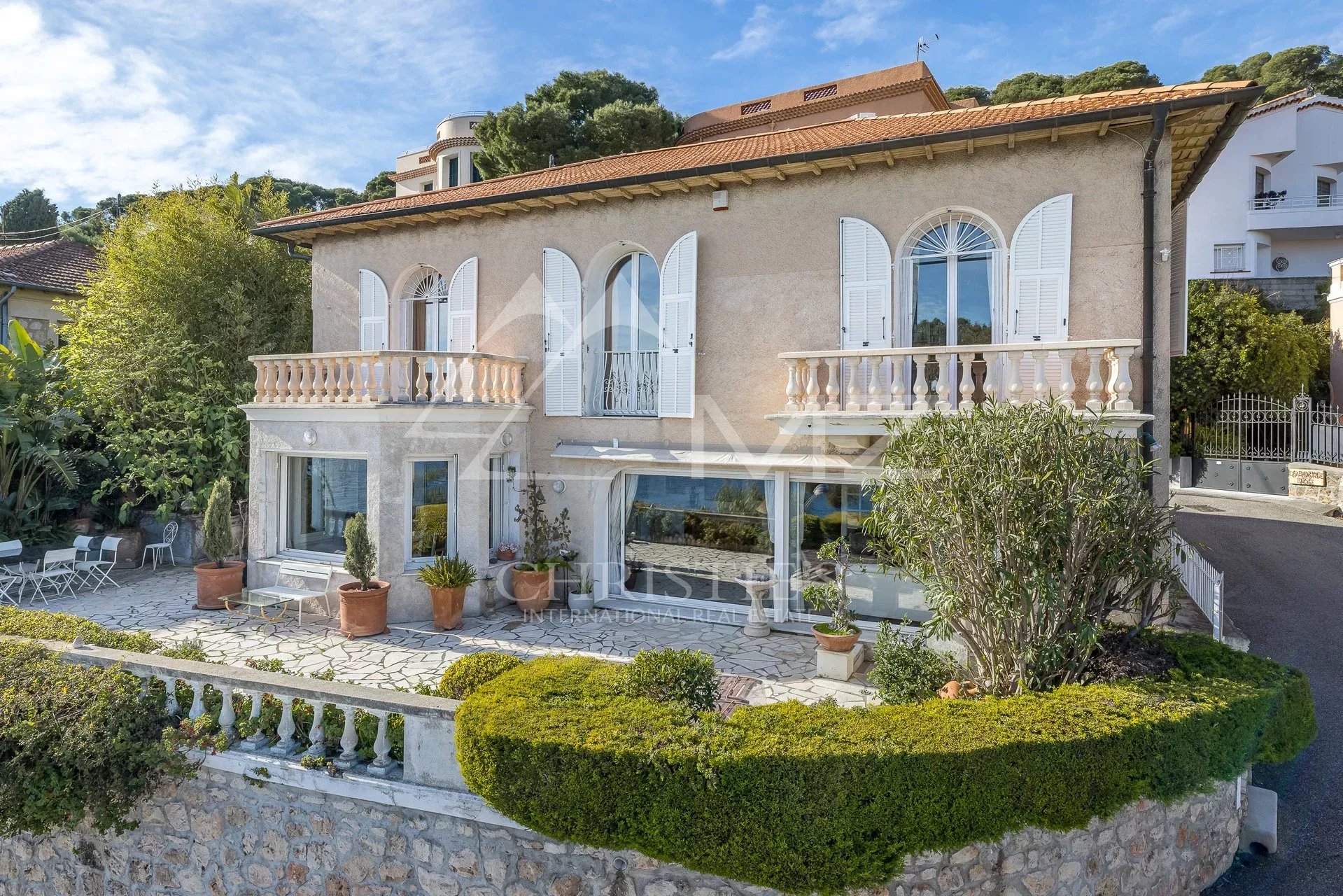 Luxusvilla mit panoramablick auf das meer