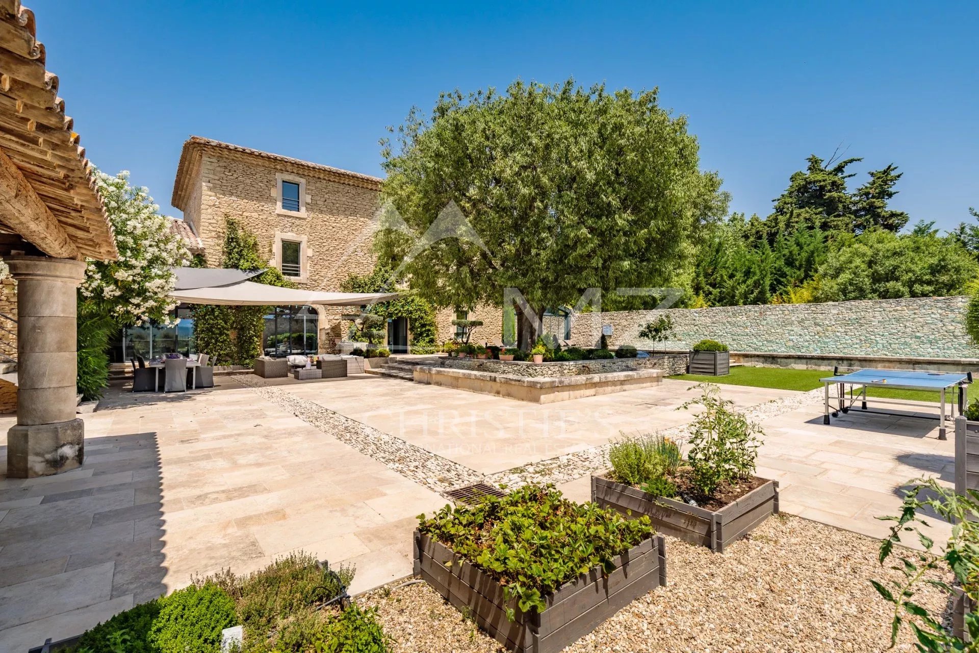 Proche Gordes - Magnifique Mas restauré au milieu des oliviers