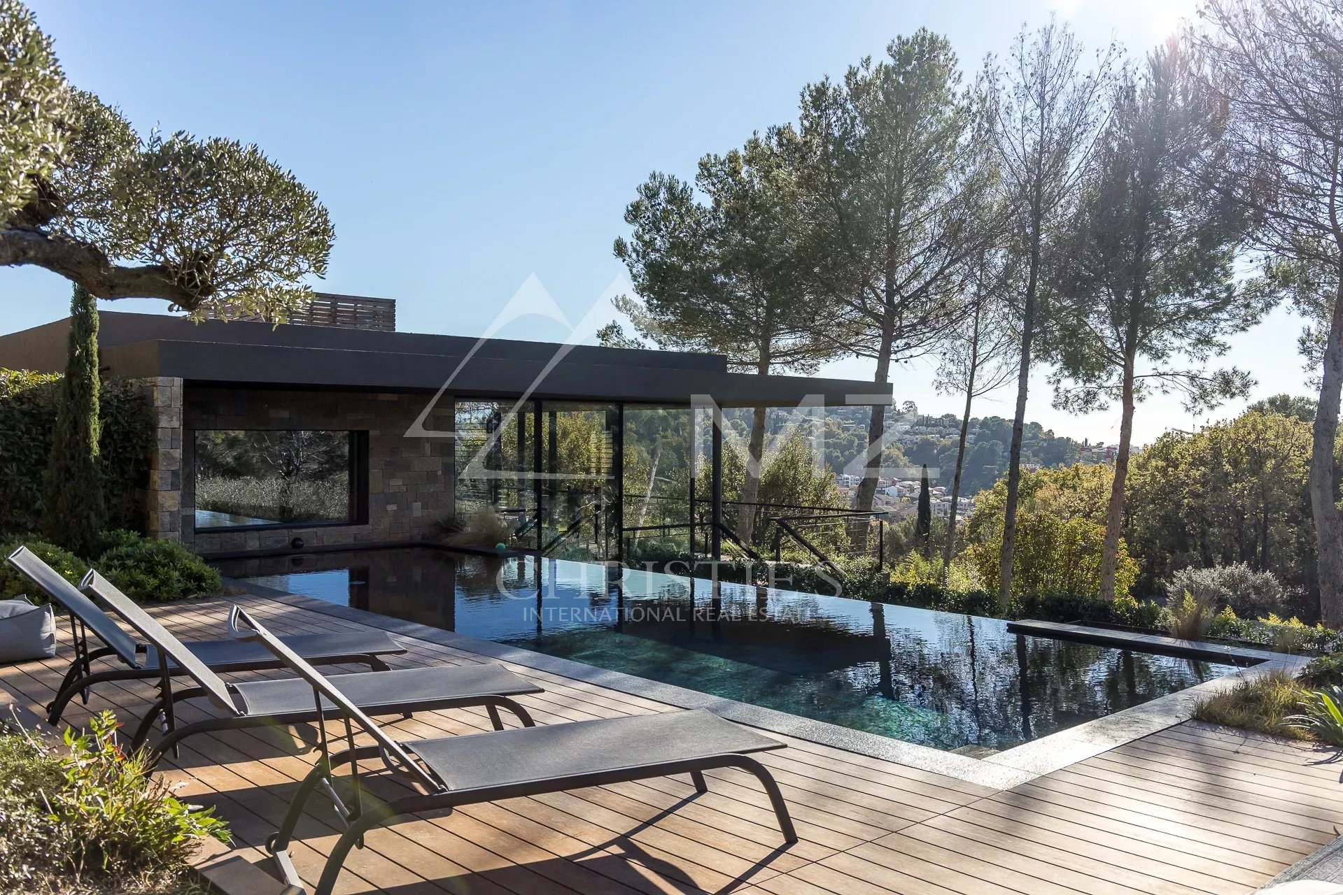 MOUGINS - CONTEMPORARY VILLA WITH PANORAMIC VIEW