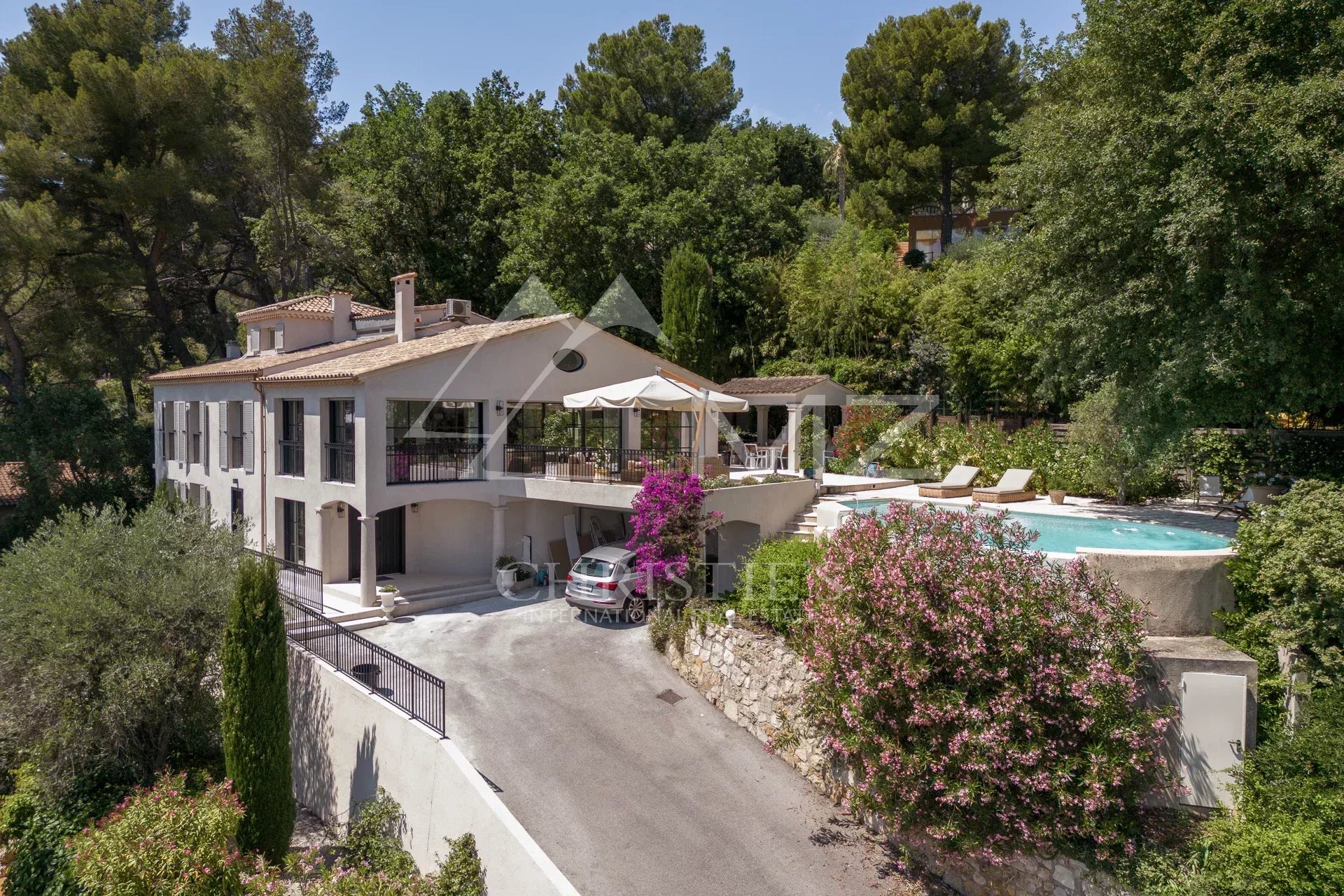 MOUGINS - Magnifique villa avec vue mer