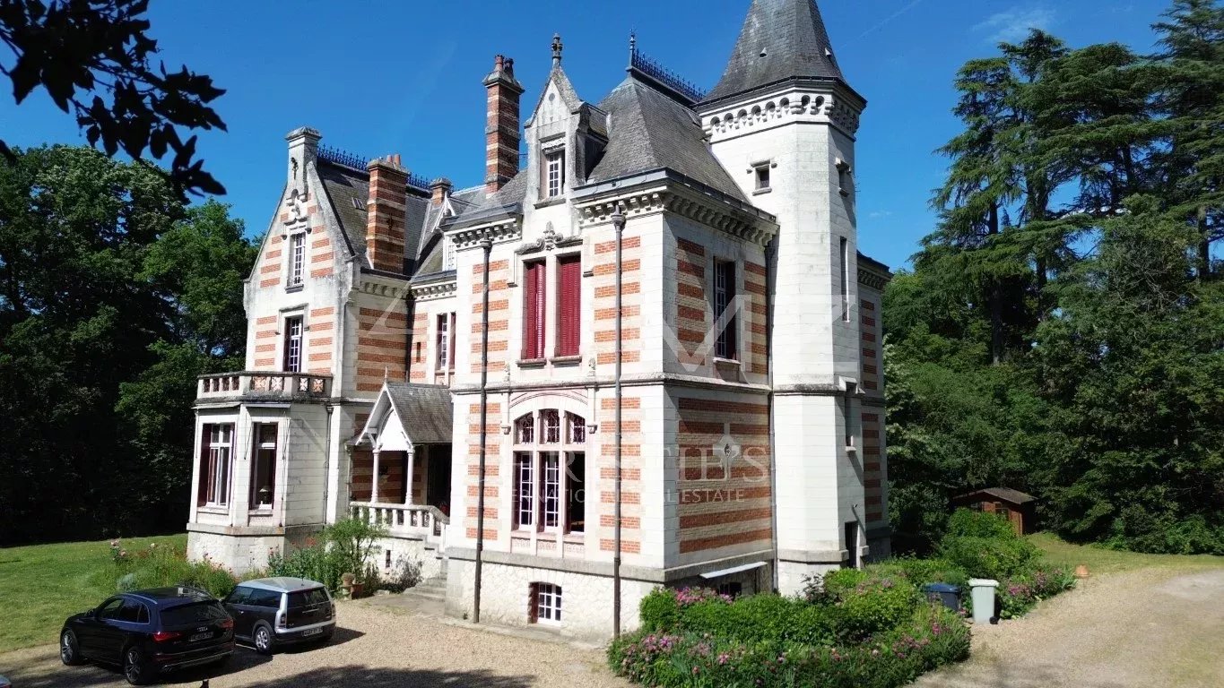 Domaine d’exception - Château du XIXème de 650 m2 sur plus de 2,7 ha de parc - Touraine !