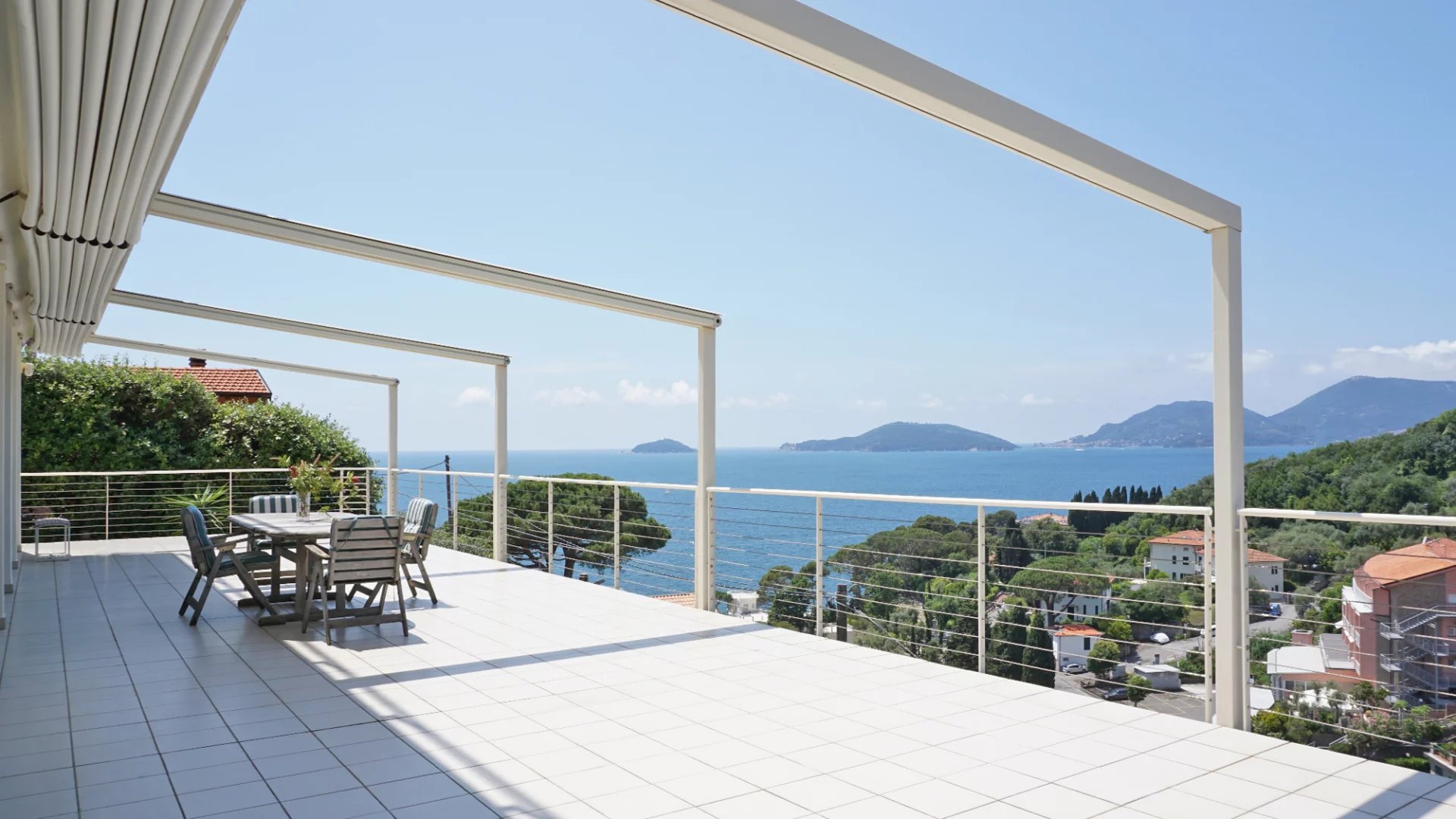 Élégante villa moderne avec de grandes fenêtres et vue sur la mer sur le golfe des Poètes à Fiascherino, Lerici