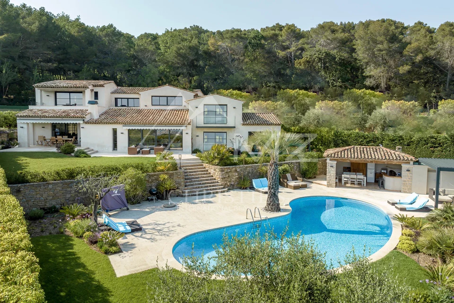 MOUGINS - Magnifique villa contemporaine vue mer