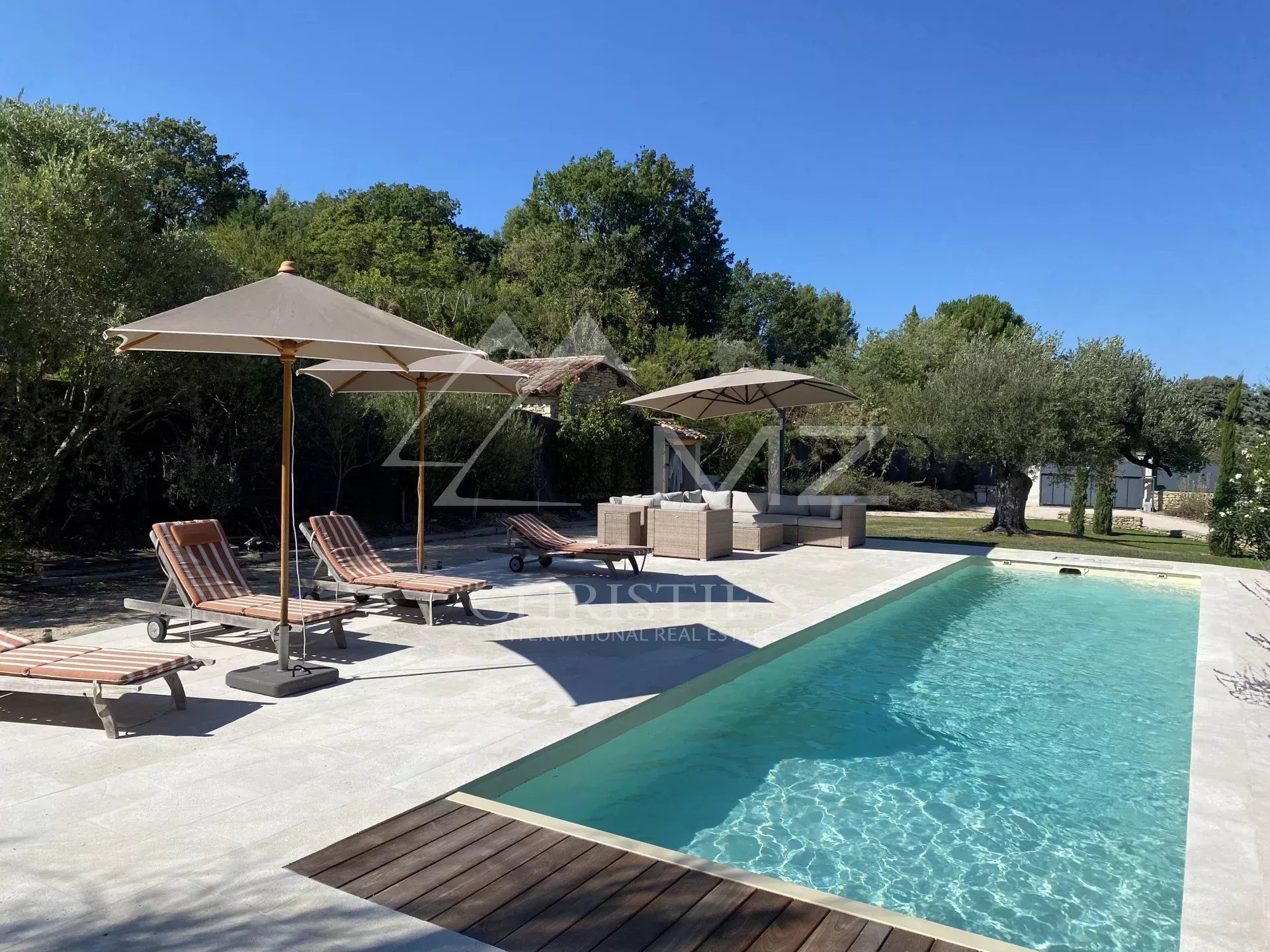 Proche Gordes - Superbe propriété avec deux piscines