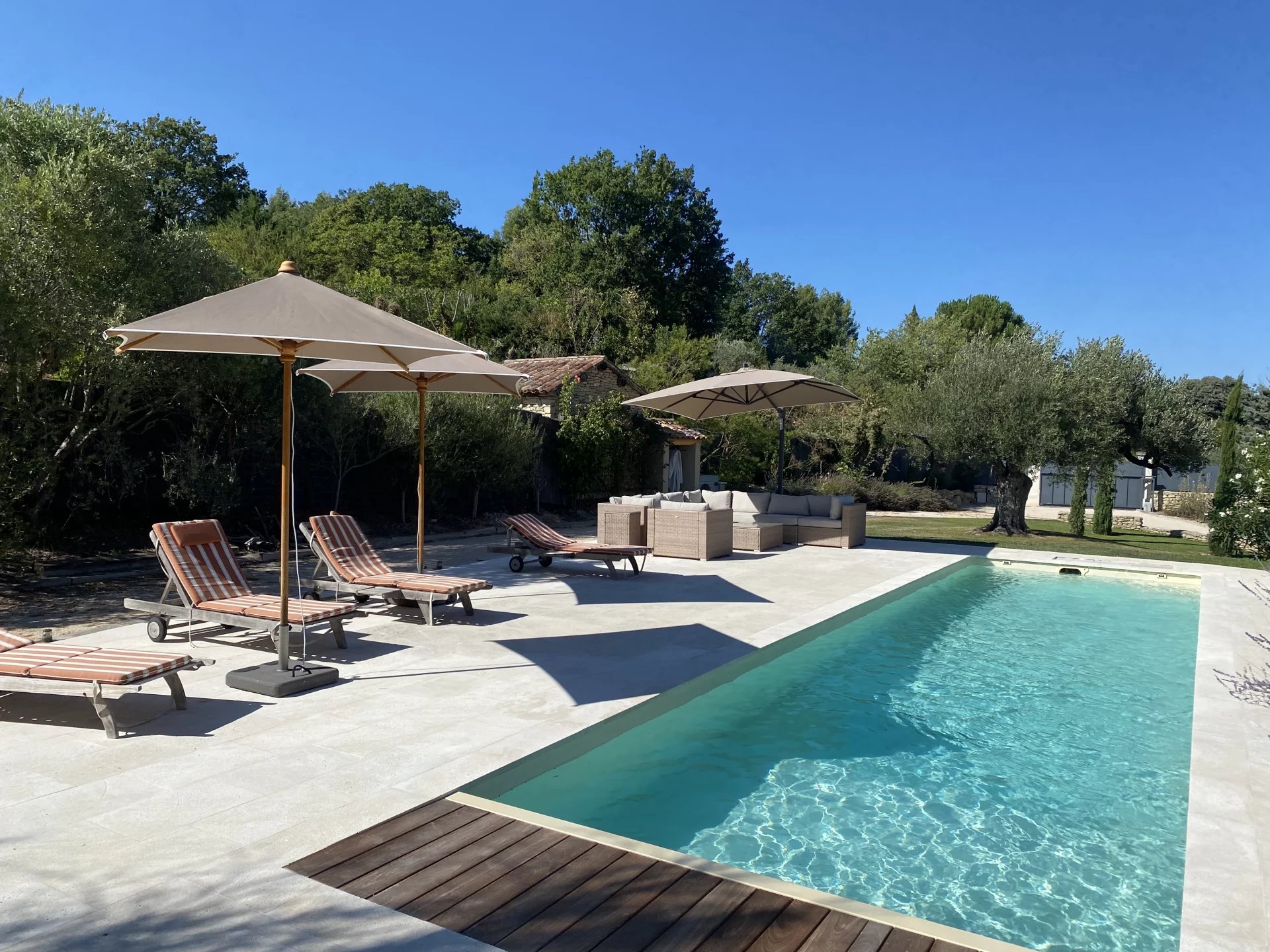 Proche Gordes - Superbe propriété avec deux piscines