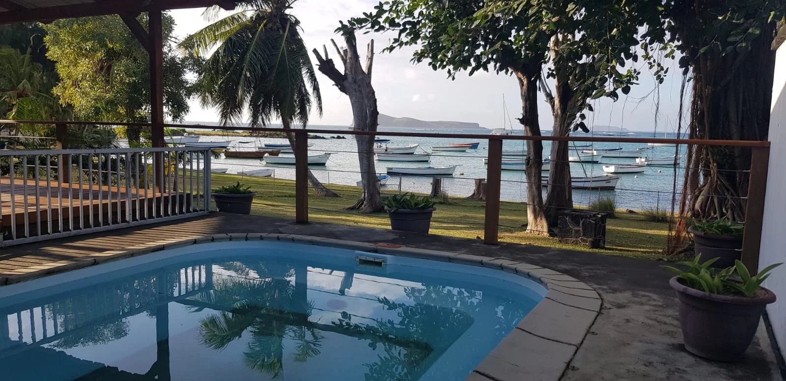 Maison pieds dans l'eau superbe vue sur les iles du Nord