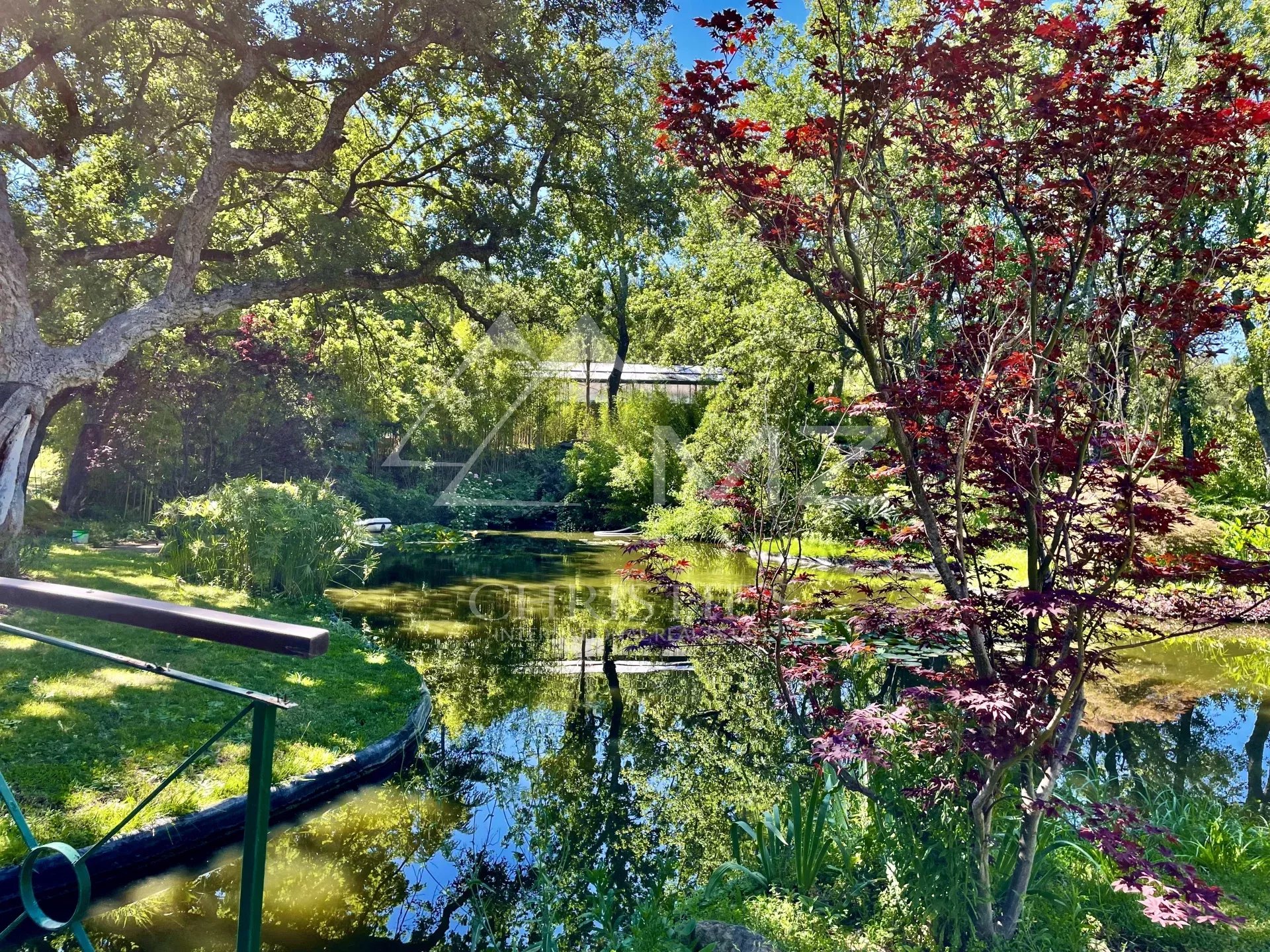 UNIQUE ET INSOUPÇONNABLE PROPRIÉTÉ DANS LE GOLFE DE SAINT-TROPEZ