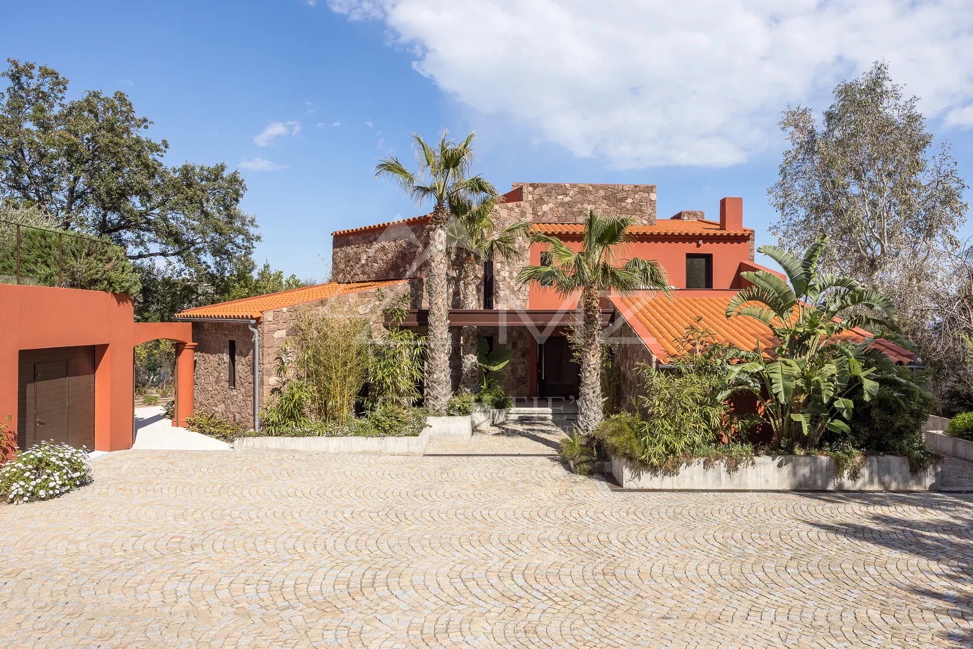 Nahe Cannes - Le Trayas - Villa mit den Füßen im Wasser