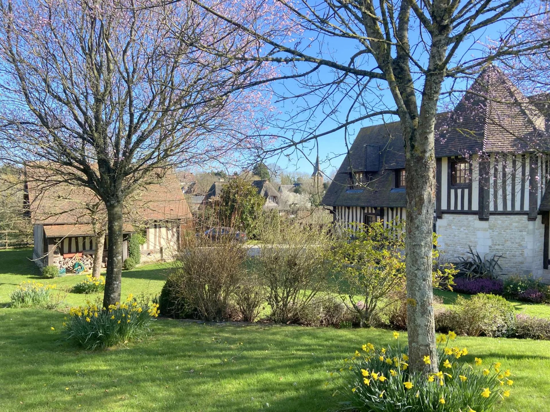 MAISON LEBAS AVEC PISCINE AU COEUR D'UN VILLAGE