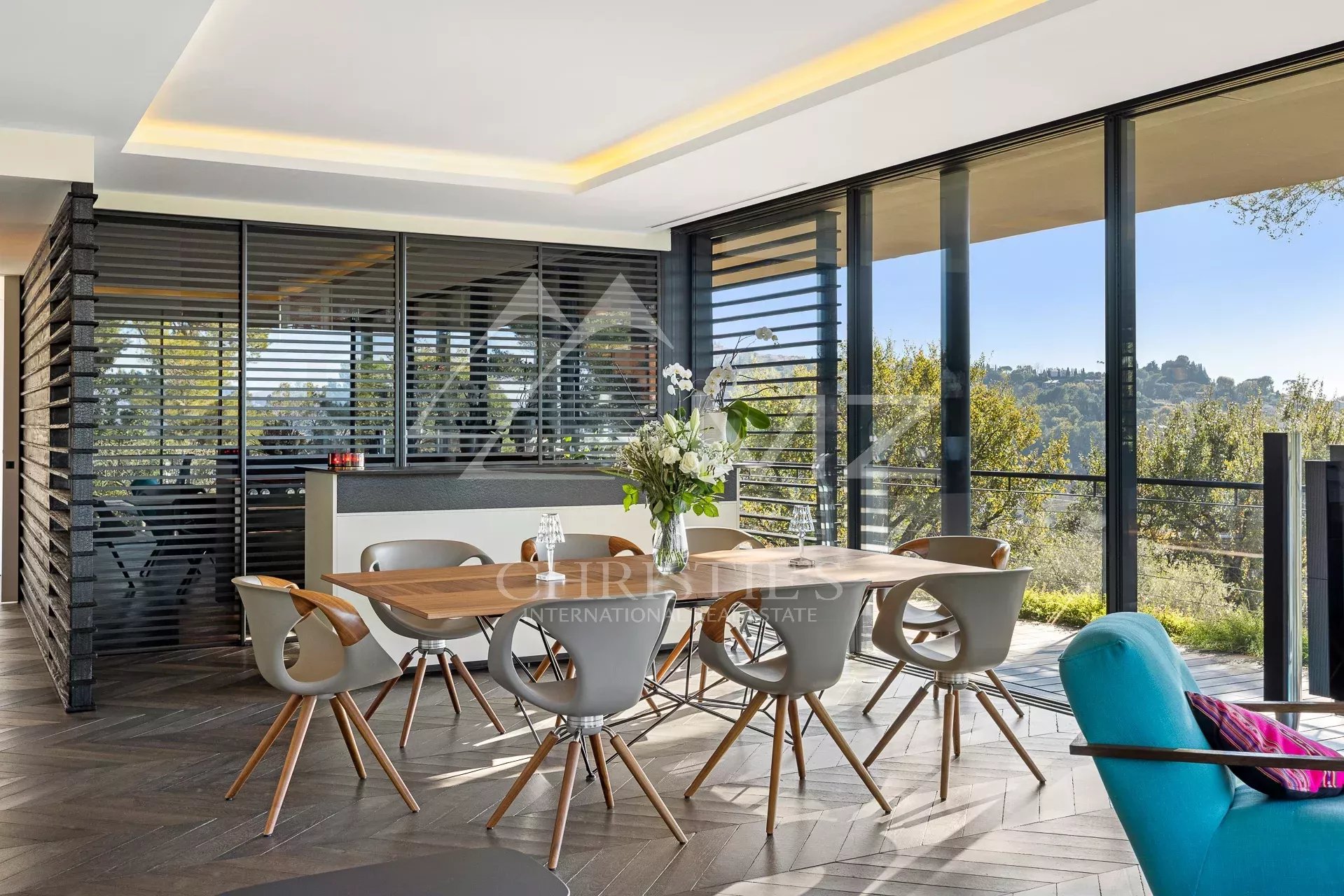 MOUGINS - CONTEMPORARY VILLA WITH PANORAMIC VIEW