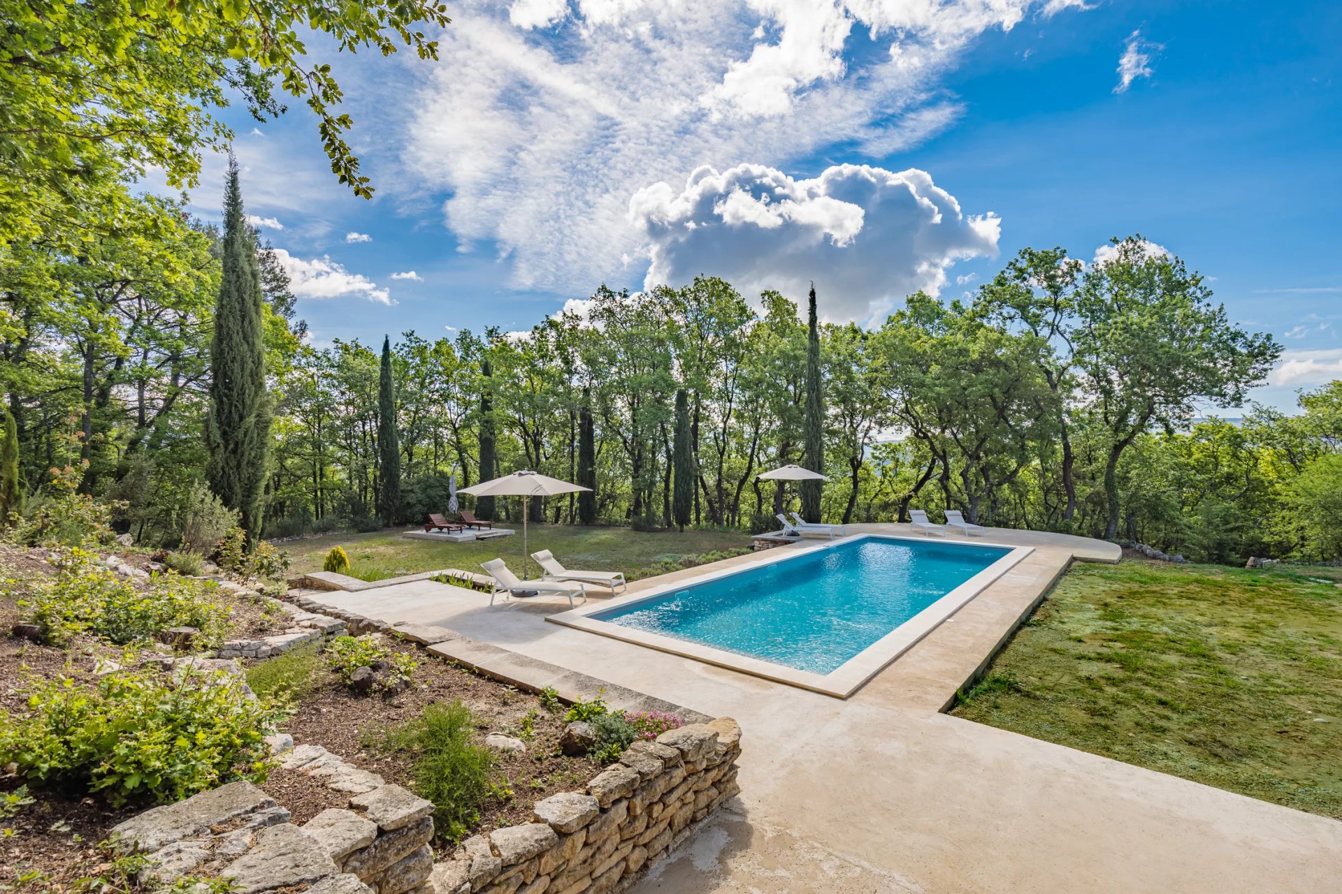 Gordes - Superbe maison contemporaine en pierres