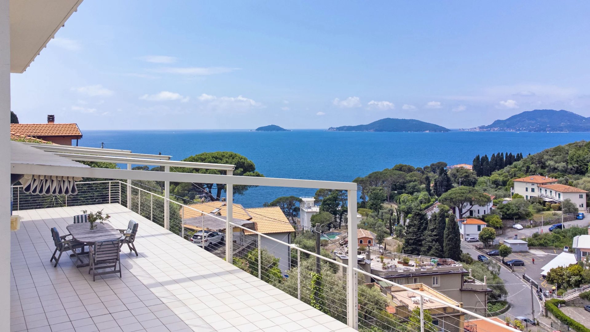 Élégante villa moderne avec de grandes fenêtres et vue sur la mer sur le golfe des Poètes à Fiascherino, Lerici