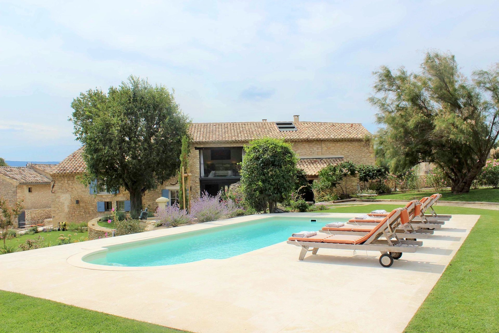 Proche Gordes - Superbe propriété avec deux piscines