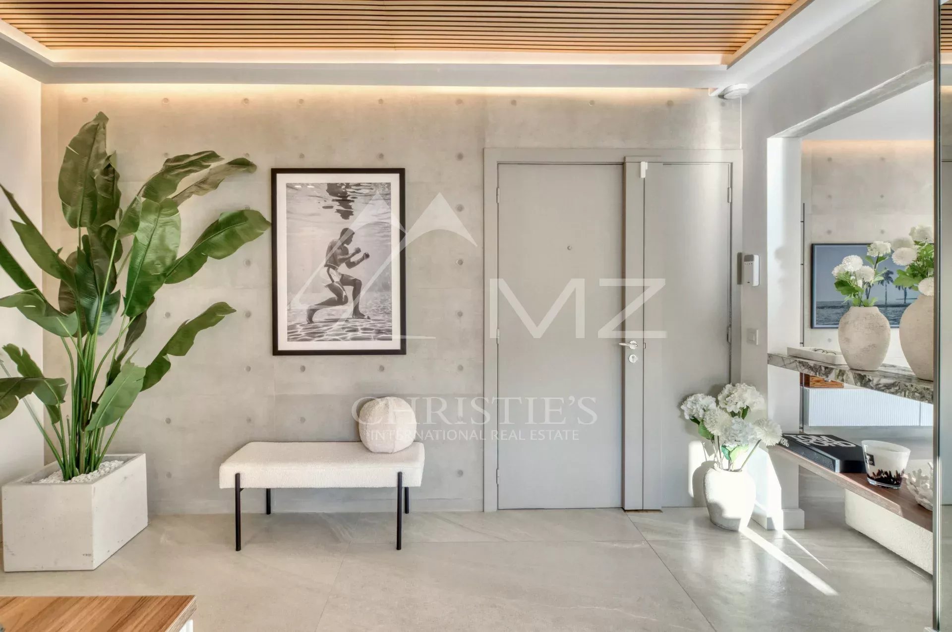 Superb contemporary apartment in the center of Cannes