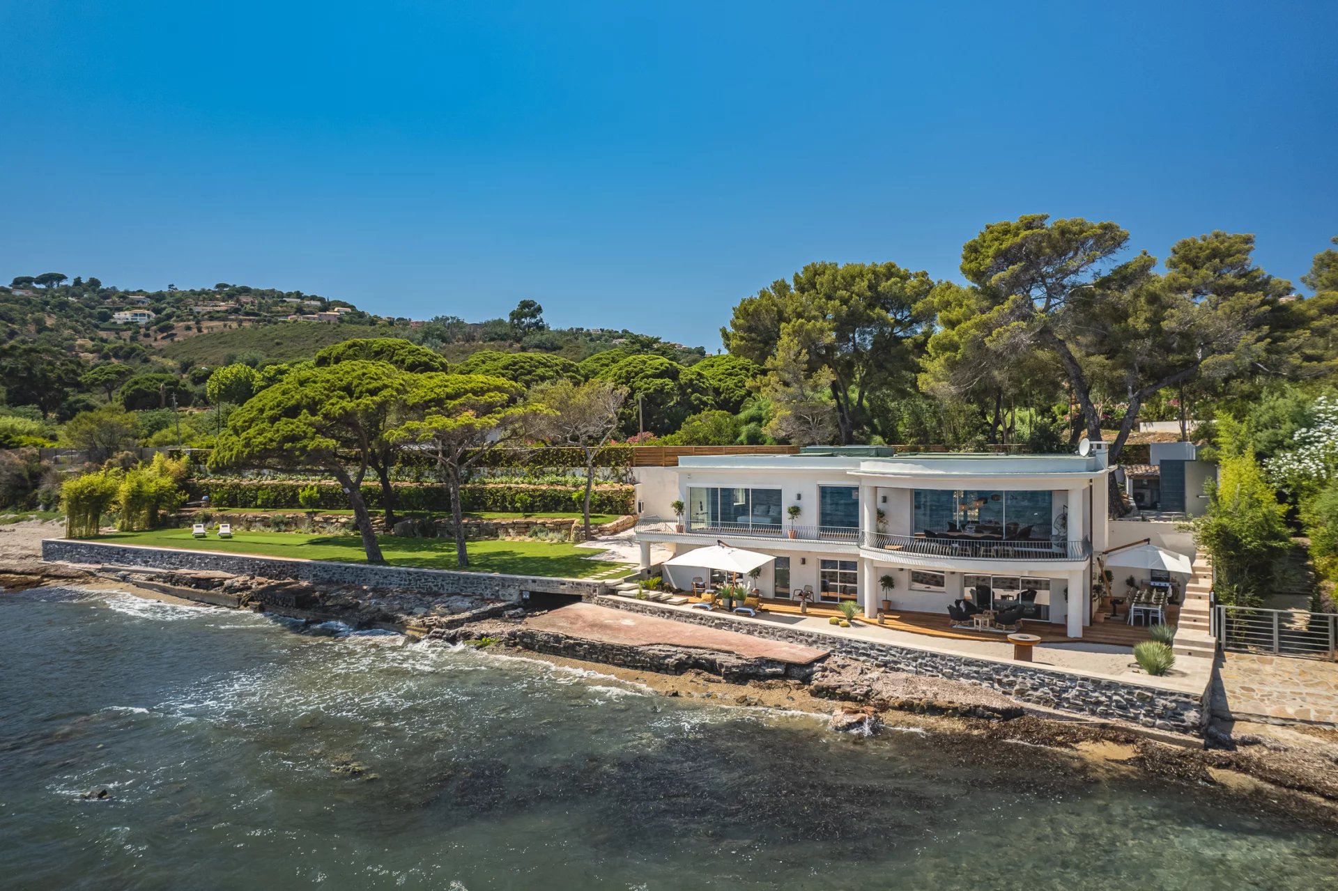 Entre Cannes et Saint Tropez - Villa pieds dans l'eau - Les Issambres