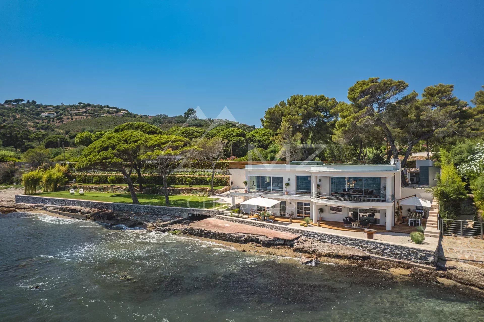 Entre Cannes et Saint Tropez - Villa pieds dans l'eau - Les Issambres