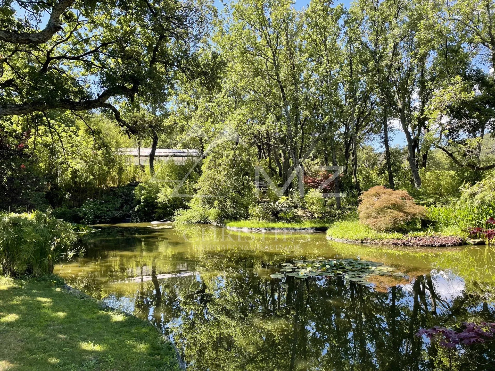 UNIQUE ET INSOUPÇONNABLE PROPRIÉTÉ DANS LE GOLFE DE SAINT-TROPEZ