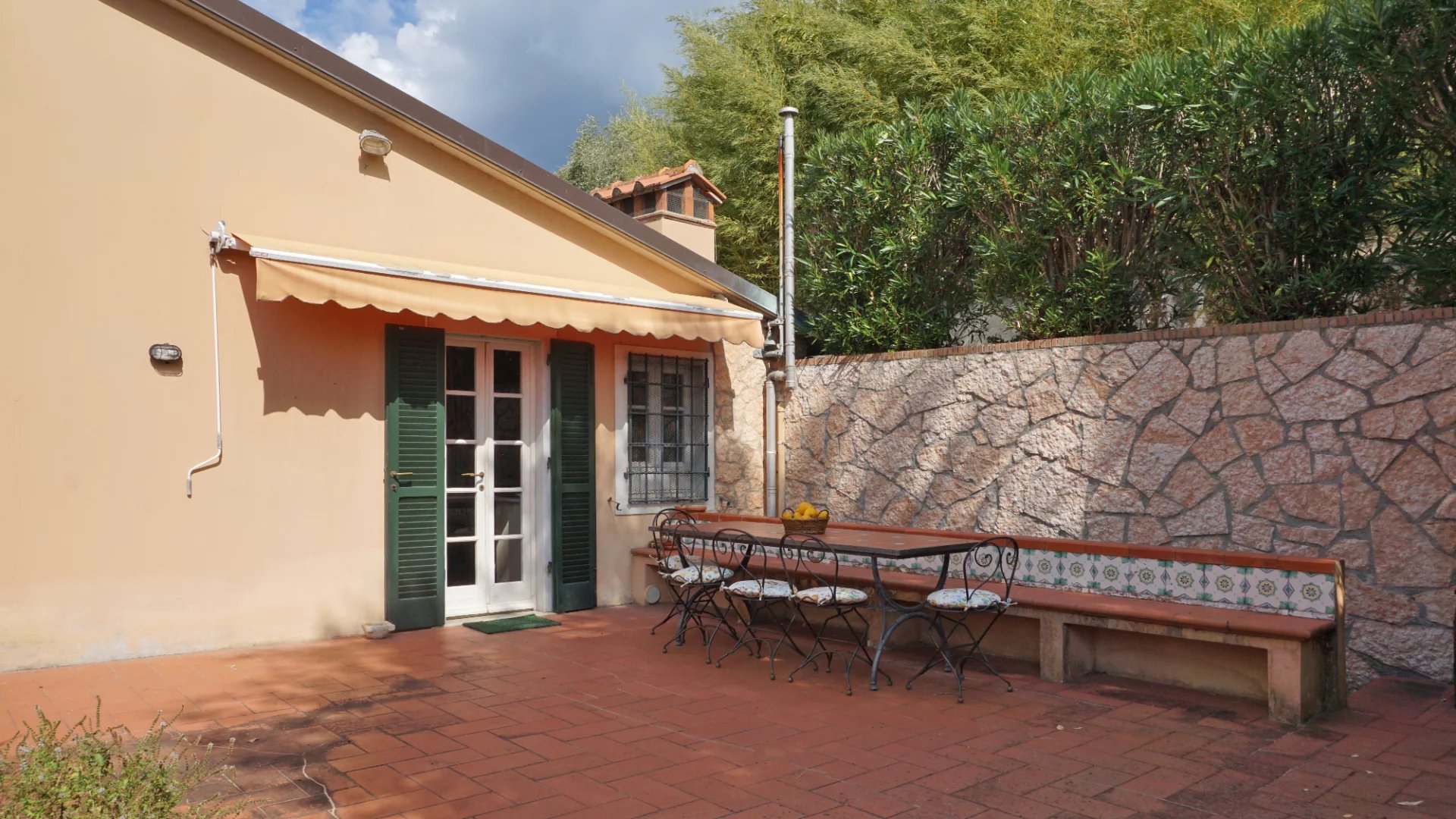 Elégante villa avec piscine, vignoble et grand terrain à une courte distance de la mer