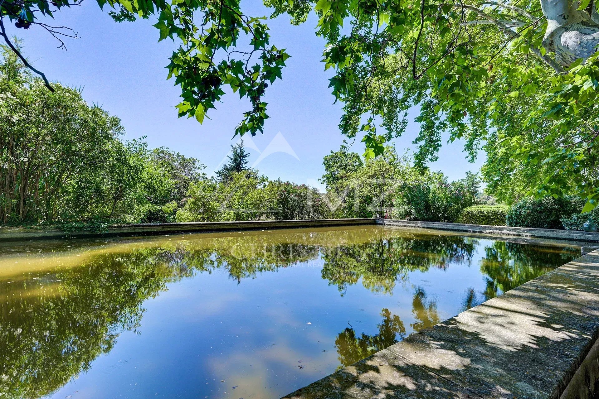 Proche Aix-en-Provence, Propriété de charme avec piscine et tennis