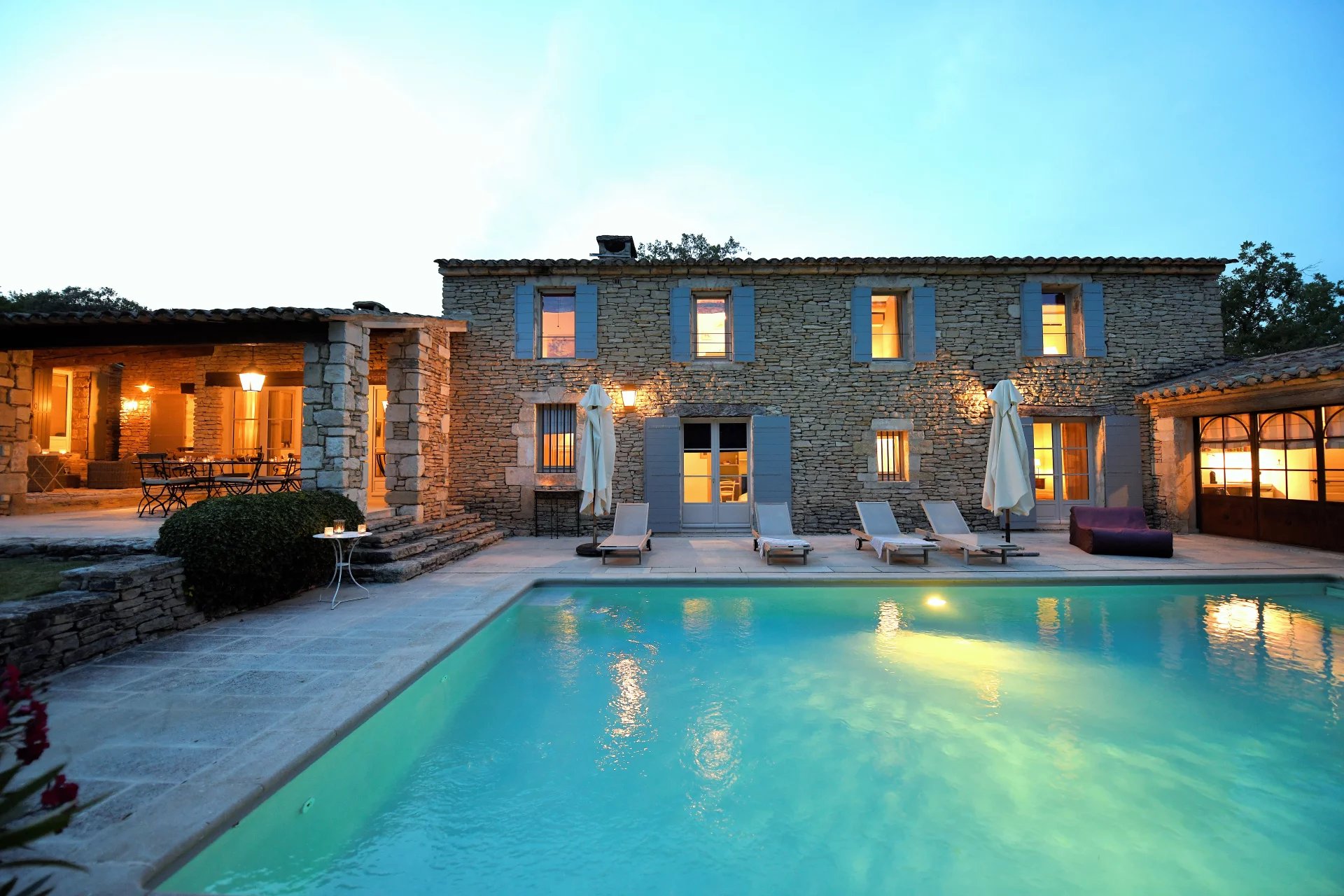 Gordes - Belle maison en pierres avec tennis et piscine chauffée