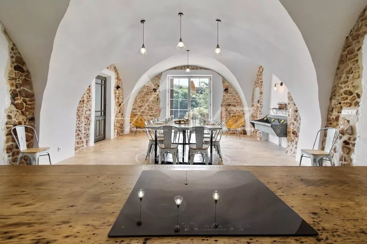 Roussillon - High-end home with open view