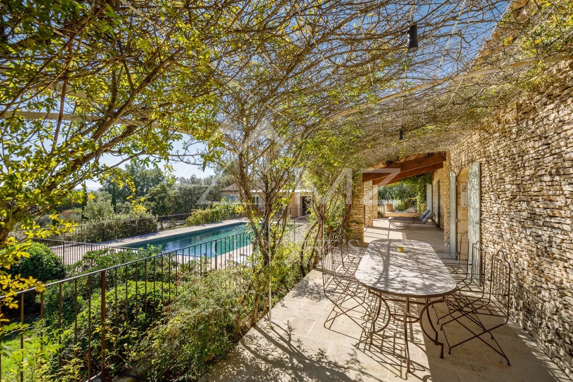 Proche Gordes - Luxueuse villa avec vue dégagée