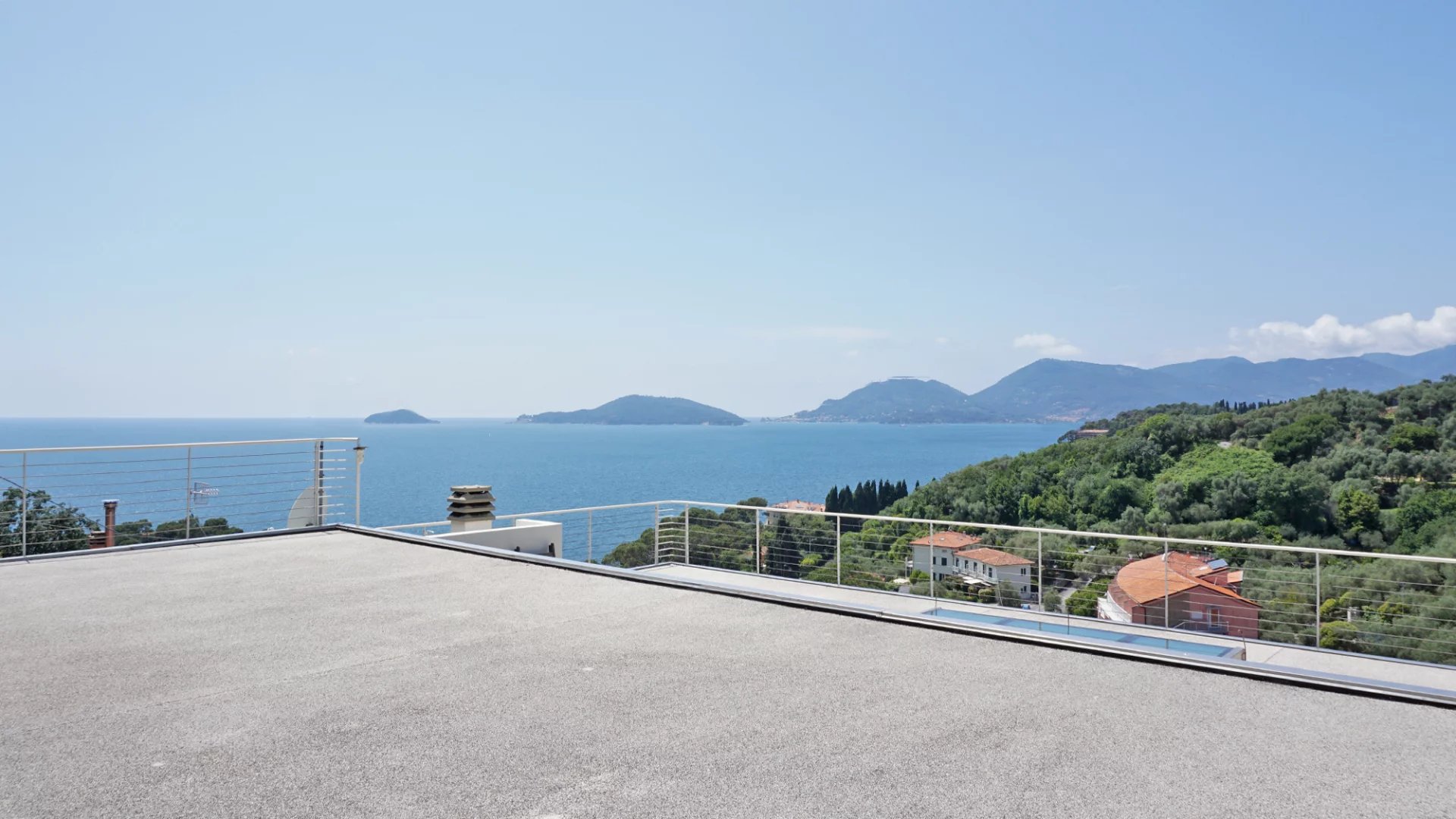 Élégante villa moderne avec de grandes fenêtres et vue sur la mer sur le golfe des Poètes à Fiascherino, Lerici