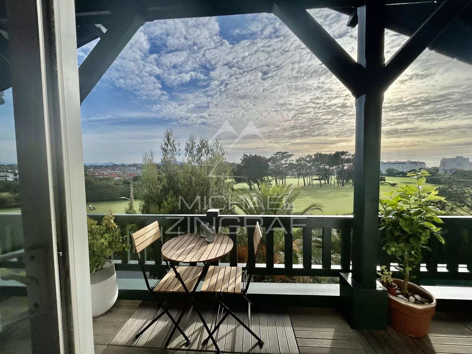 Schöne durchgehende Wohnung mit Blick auf Ozean und Golfplatz