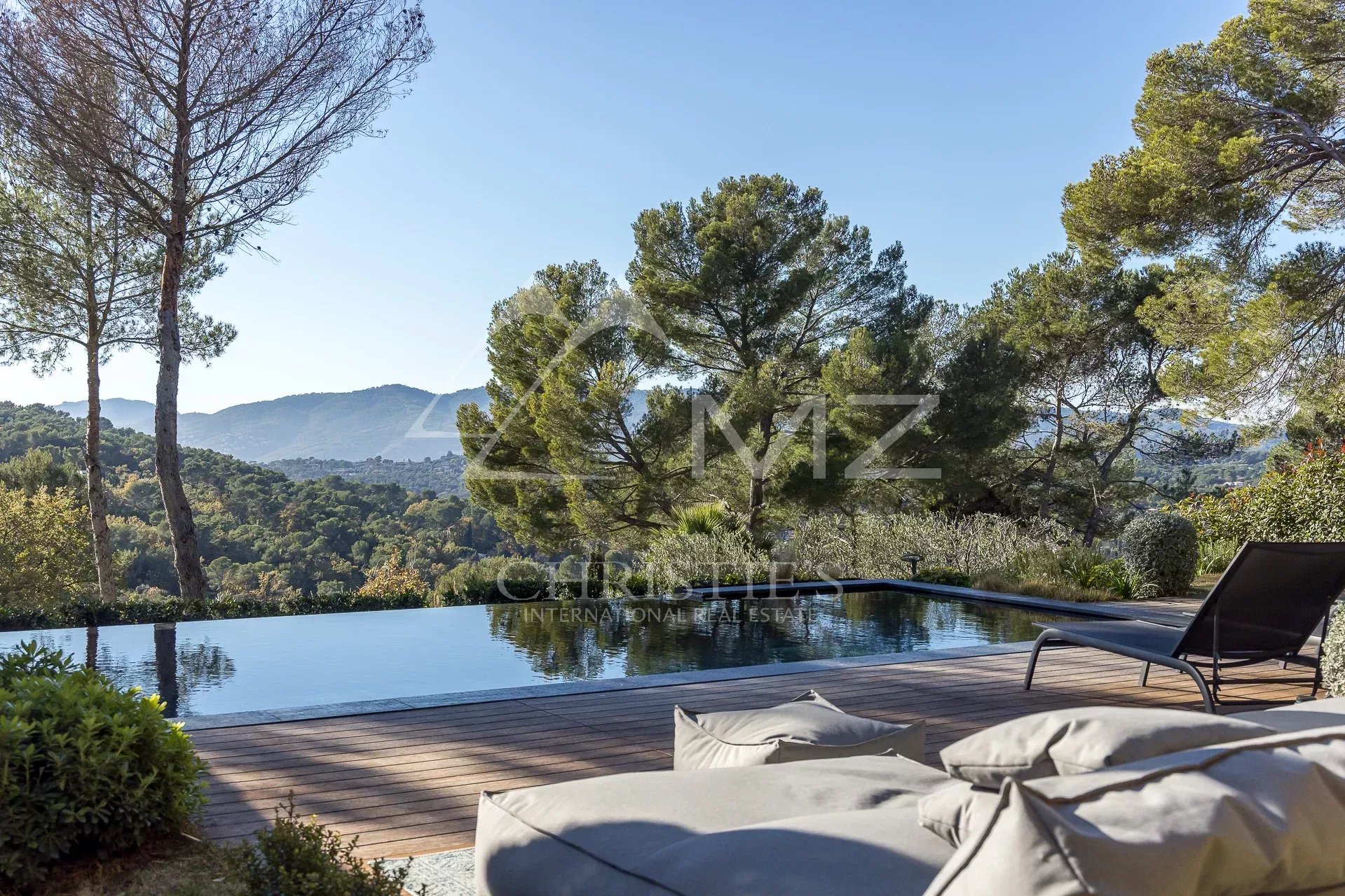 MOUGINS - CONTEMPORARY VILLA WITH PANORAMIC VIEW