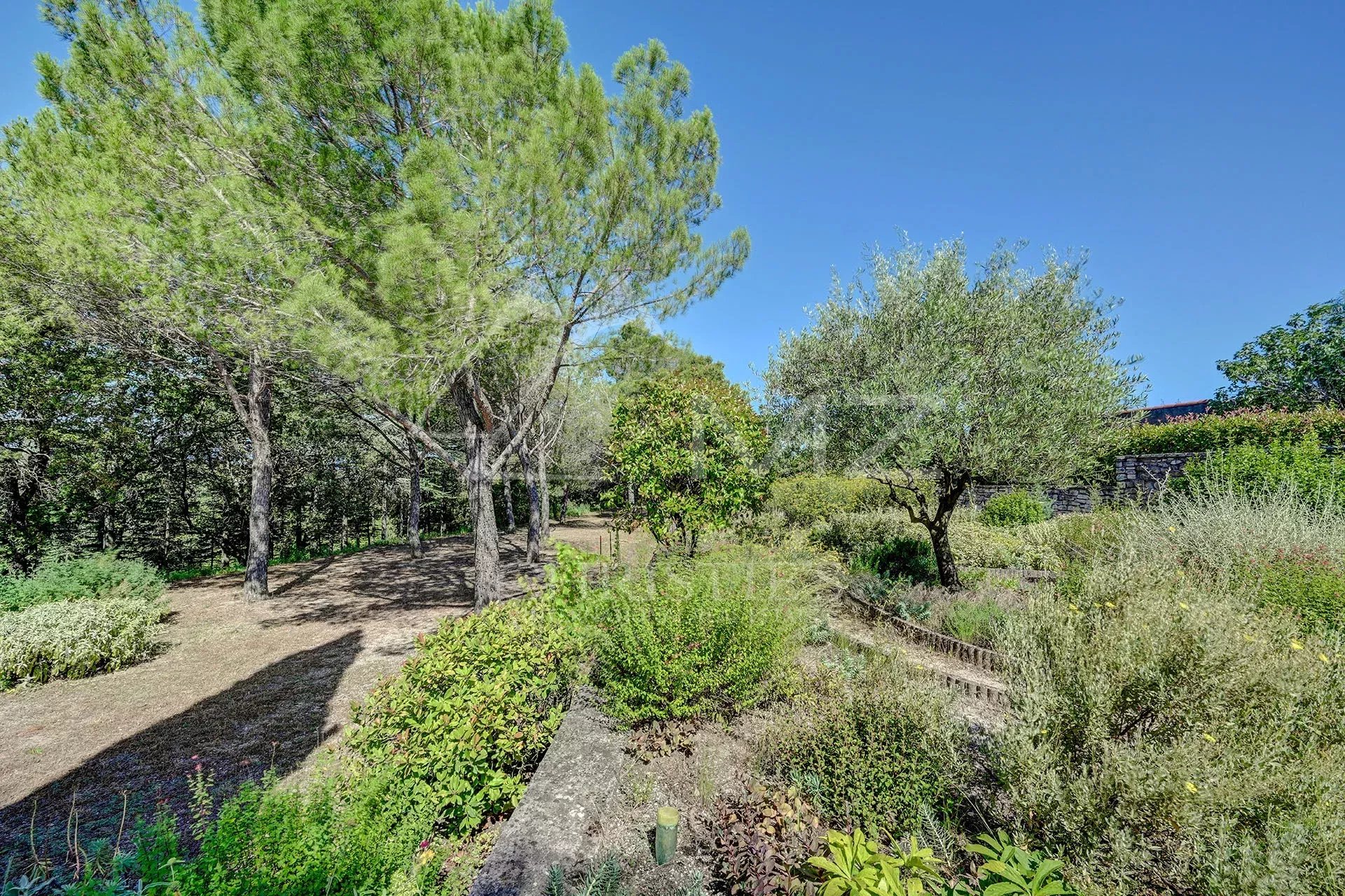 Entre Uzès et les Cévennes : sur 2 hectares, magnifique propriété