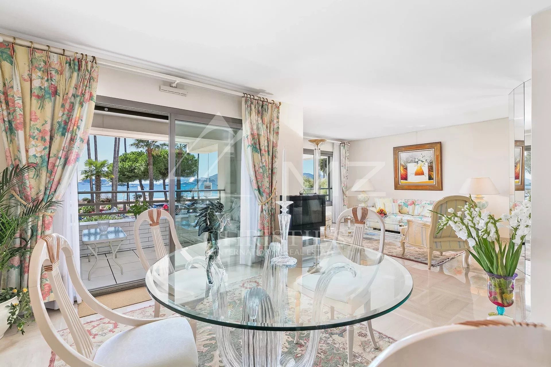 Cannes - Croisette - Elegant 3-rooms appartement with beautiful sea view