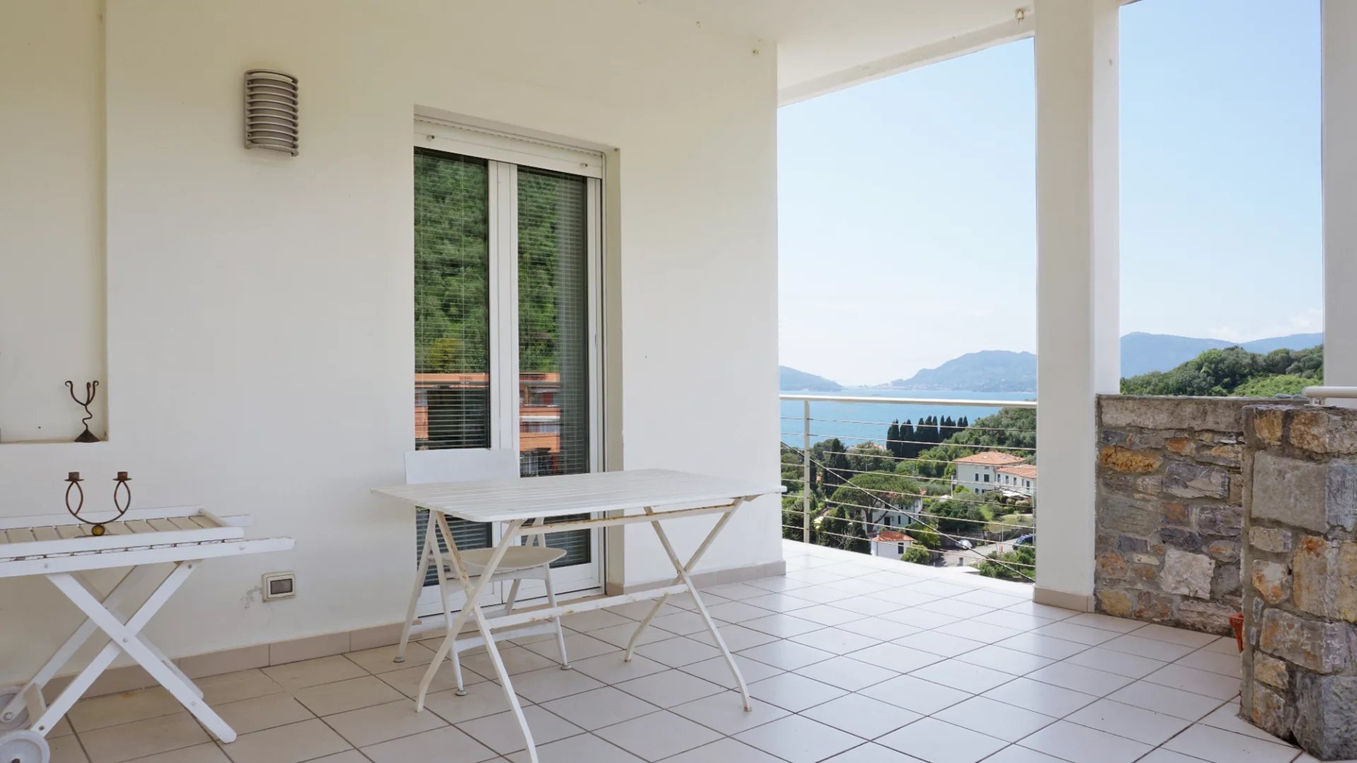 Élégante villa moderne avec de grandes fenêtres et vue sur la mer sur le golfe des Poètes à Fiascherino, Lerici