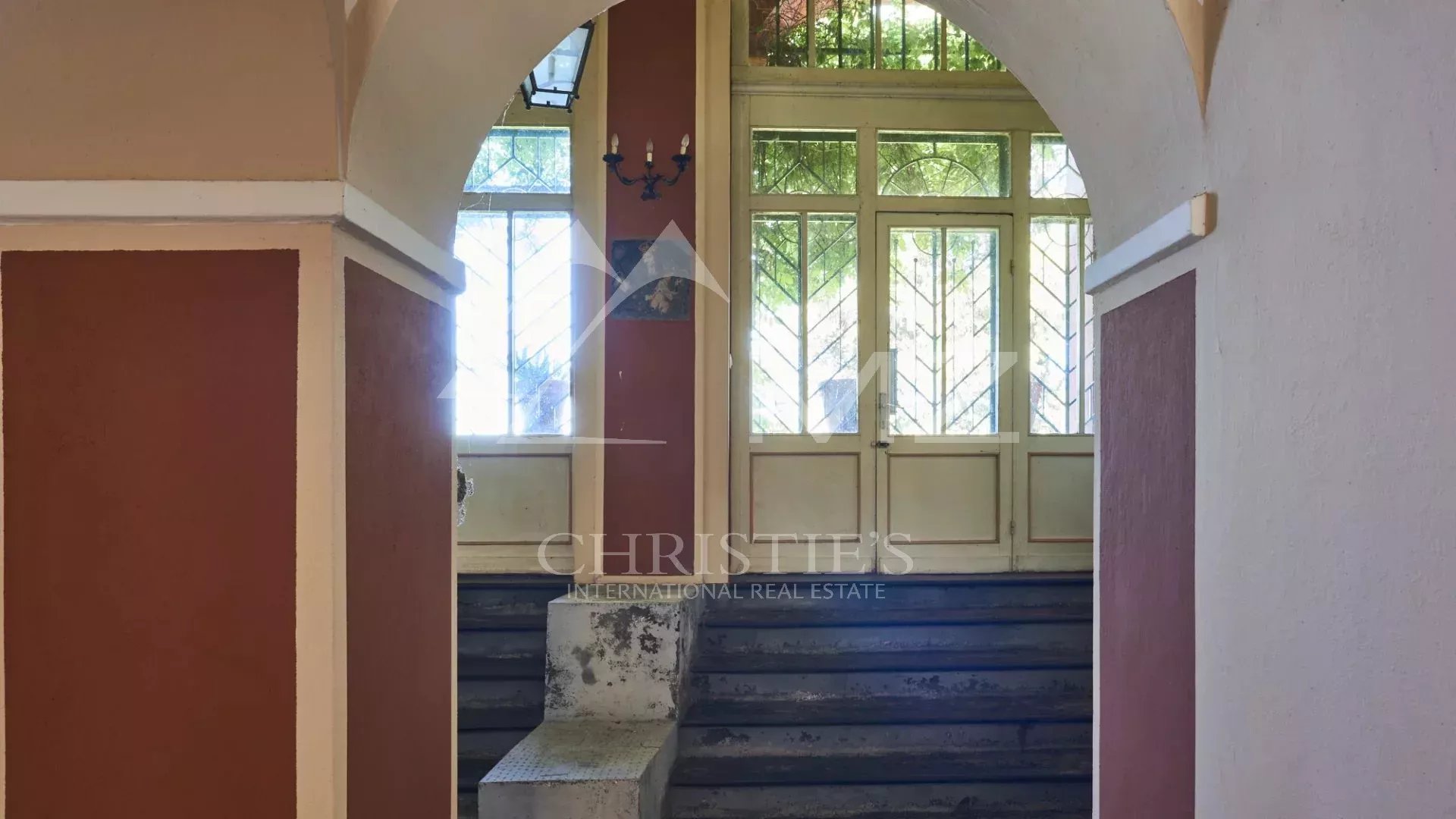 Historic villa of wide square footage with private park and sea view