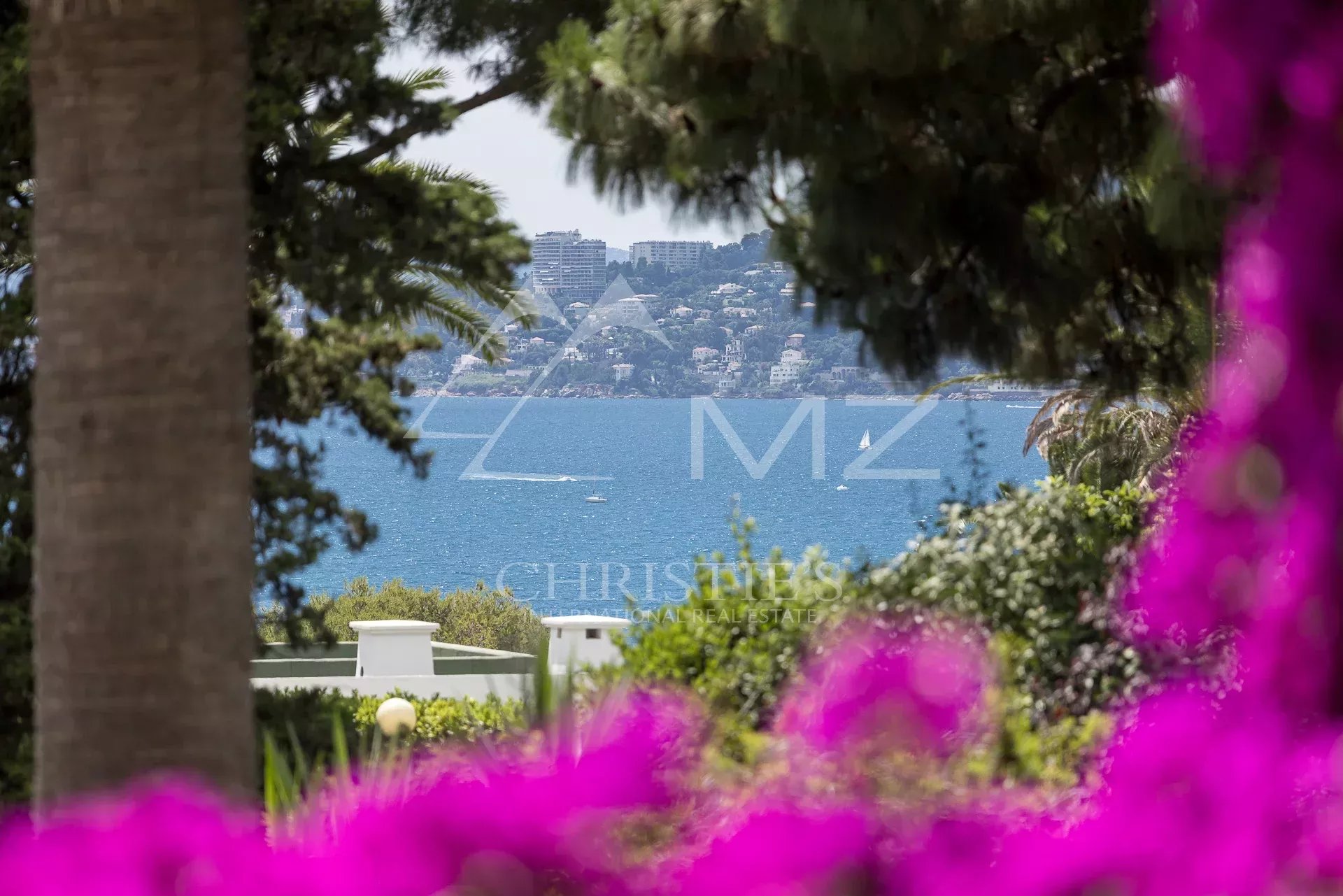 Propriétés de Prestige sur domaine  au Cap d'Antibes versant ouest