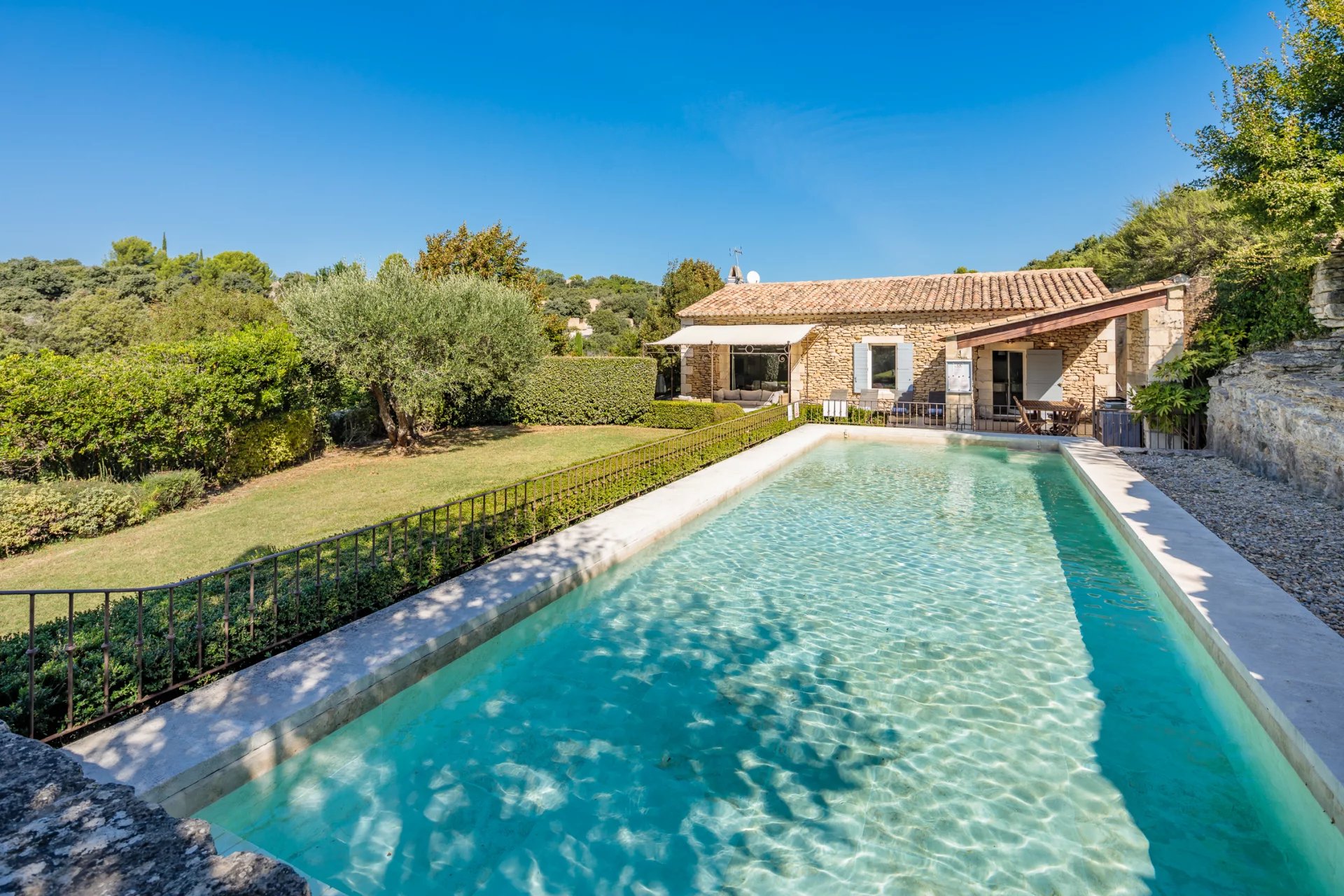 Gordes - Belle maison en pierres avec piscine et climatisation