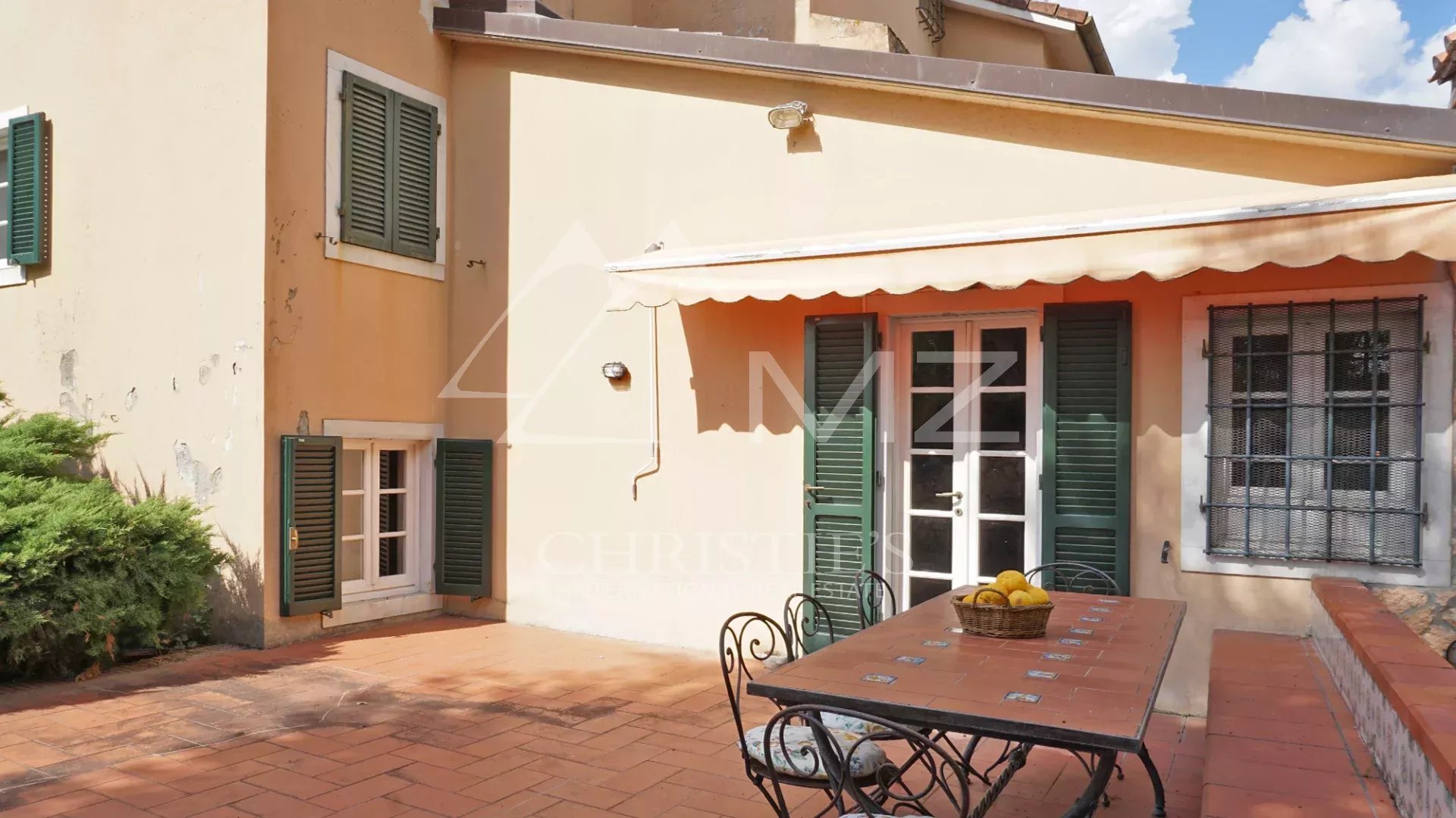 Elégante villa avec piscine, vignoble et grand terrain à une courte distance de la mer