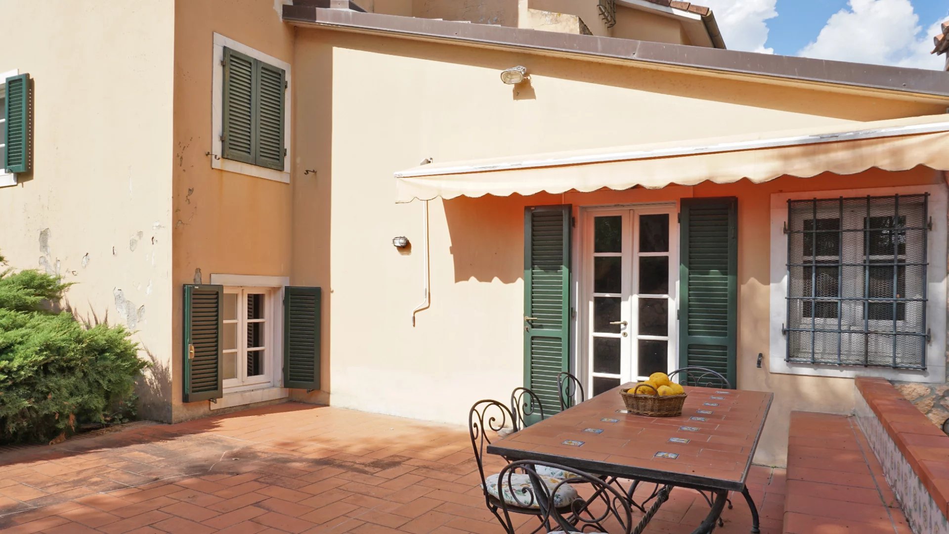 Elégante villa avec piscine, vignoble et grand terrain à une courte distance de la mer